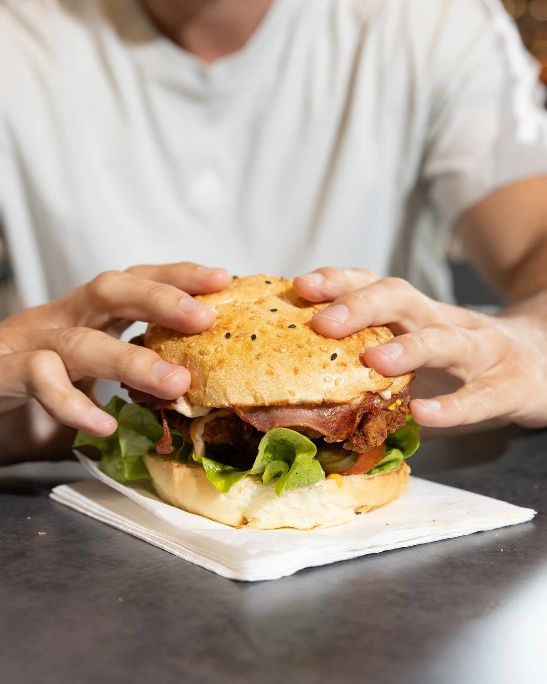 Your ticket to easy eats 🍱

Burgers this good should come with a warning 🍔🔥 

Head down to @carlsjrau and try it for yourself 

#carlsjr #valleymetro #burger