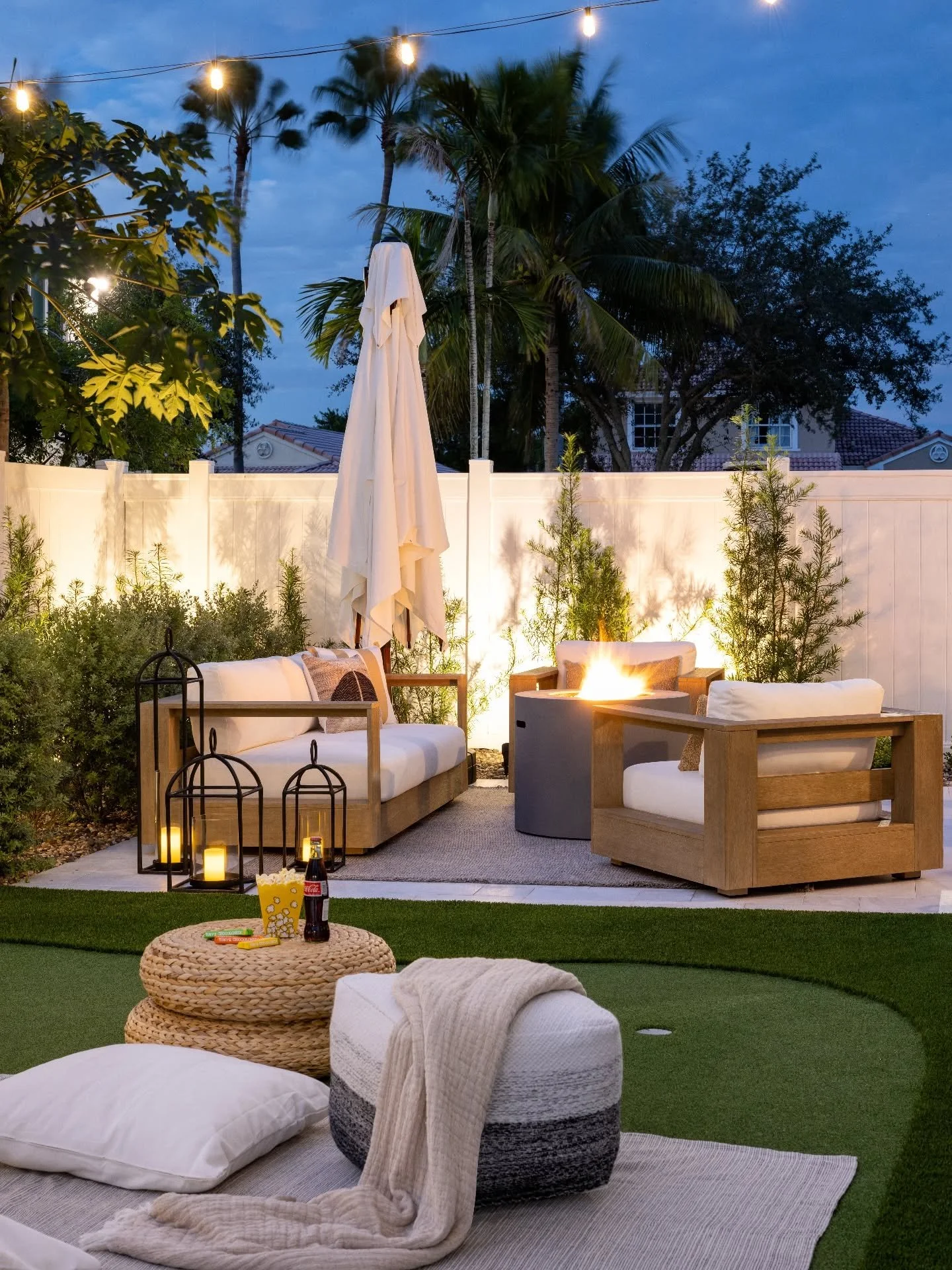 [𝐖𝐄𝐄𝐊𝐄𝐍𝐃 𝐄𝐀𝐒𝐄] 

One of the best parts of finishing a project is seeing the space come to life.

This backyard was designed and built to slow down, gather, and enjoy evenings like this.

Easing into the weekend ✨
&bull;
&bull;
📷: @phlphot