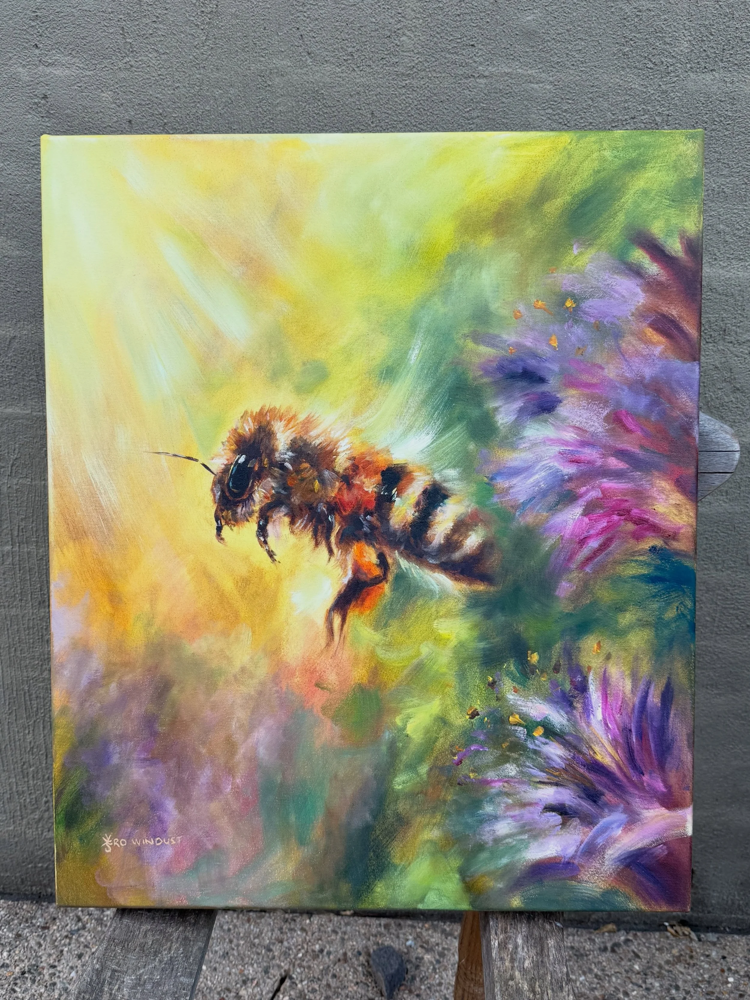 From tiny bees to one big bee. 🐝

After spending so much time with my tiny paint-swatch bees, I thought it was time to go a little bigger! This one was an absolute joy to paint. 😊

I wanted to keep the bee as the focus, while letting everything aro