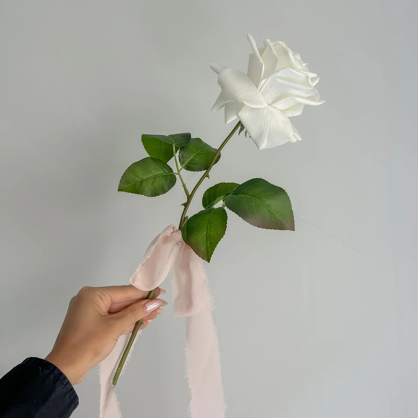 Don&rsquo;t underestimate the beauty and simplicity of a single stem for your bridesmaids. 🤍