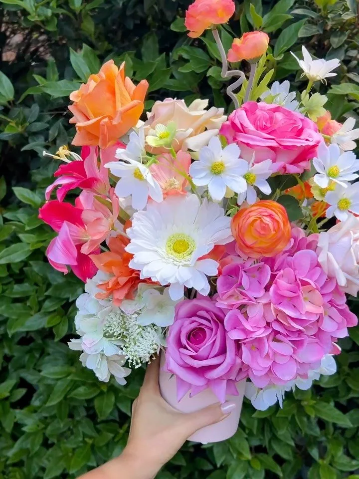 Bright, Bold and Beautiful. 🌸 

#driedflowers #florist #driedblooms #flowers #everlastingflowers #melbourne #dried #blooms #styling #creativity#forever #home #smallbusiness #artificial #love #meraki #botanics #arrangements #florialdesign #books #pas