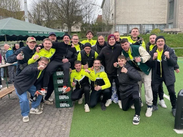 R&uuml;ckblick 22. Spieltag

1. Mannschaft
Beim Gemeindederby gegen Habach zeigte man zu Beginn zwei starke Umschaltmomente, allerdings war es der Gast, der das Runde zwei Mal ins eckige bef&ouml;rderte. Noch vor der Pause konnte man die Partie durch