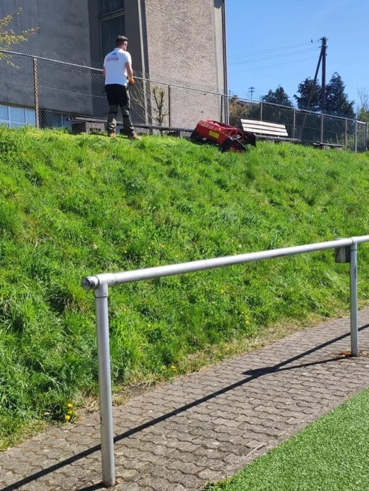 Fr&uuml;hjahrsputz an unserer Sportanlage

Das Wetter in den letzten Tagen hat es schon verraten: Der Fr&uuml;hling zieht langsam ein und in dieser Zeit muss man sich um den Fr&uuml;hjahrsputz k&uuml;mmern. So war gestern die erste gro&szlig;e Aufr&a