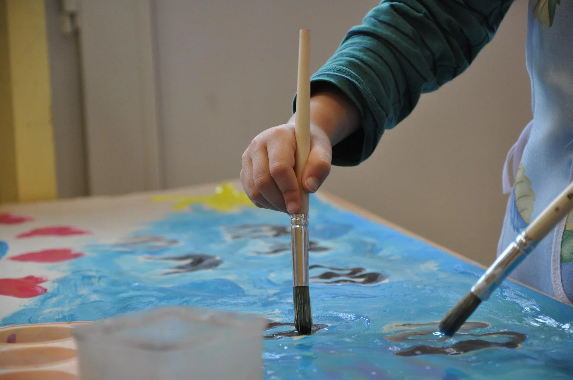 Enfant en train de participer a un atelier peinture