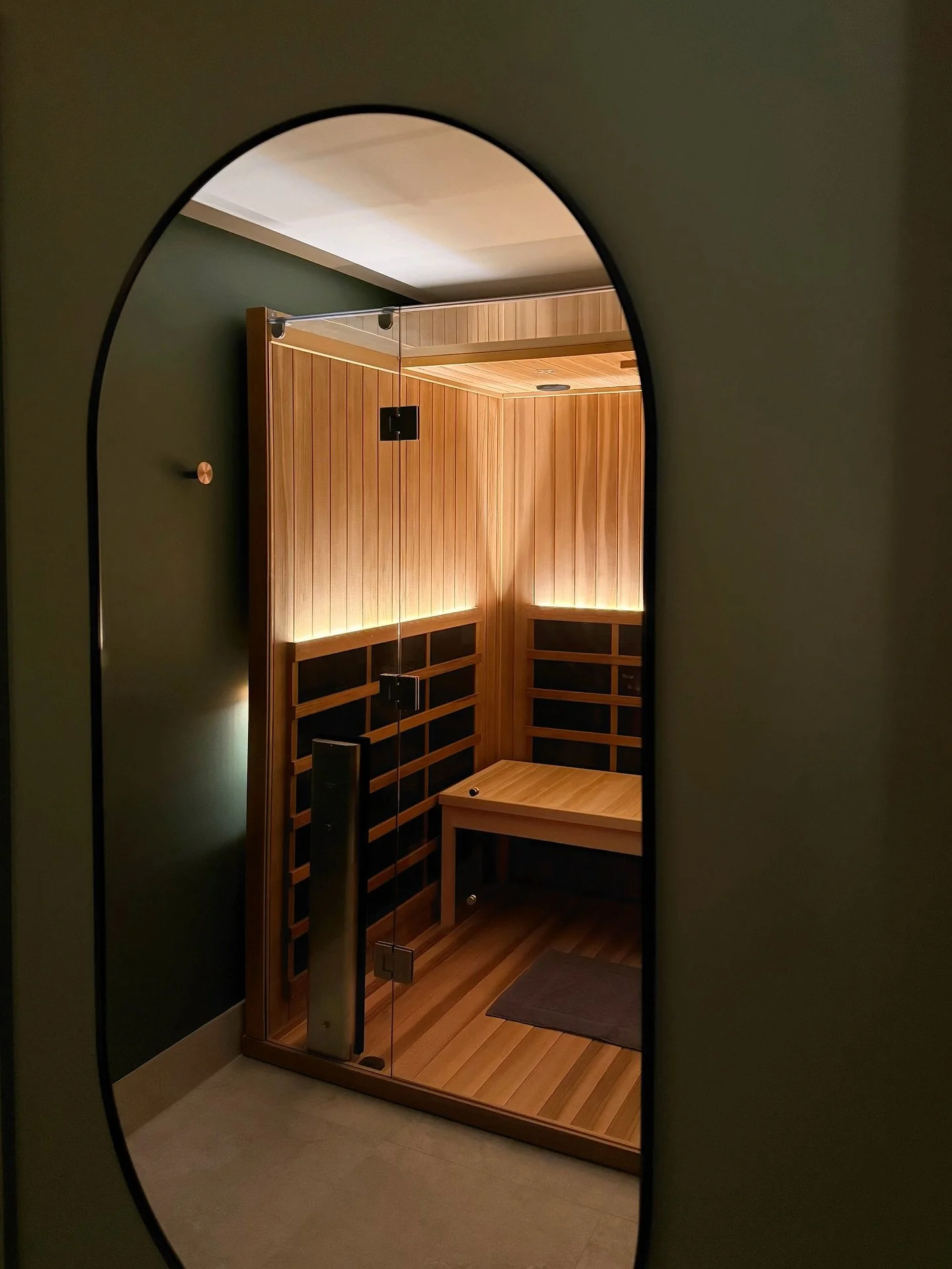 Unlike traditional saunas, infrared heat penetrates deeper into the body. This helps to detoxify, reduce inflammation, ease muscle tension and boost overall recovery 🔥