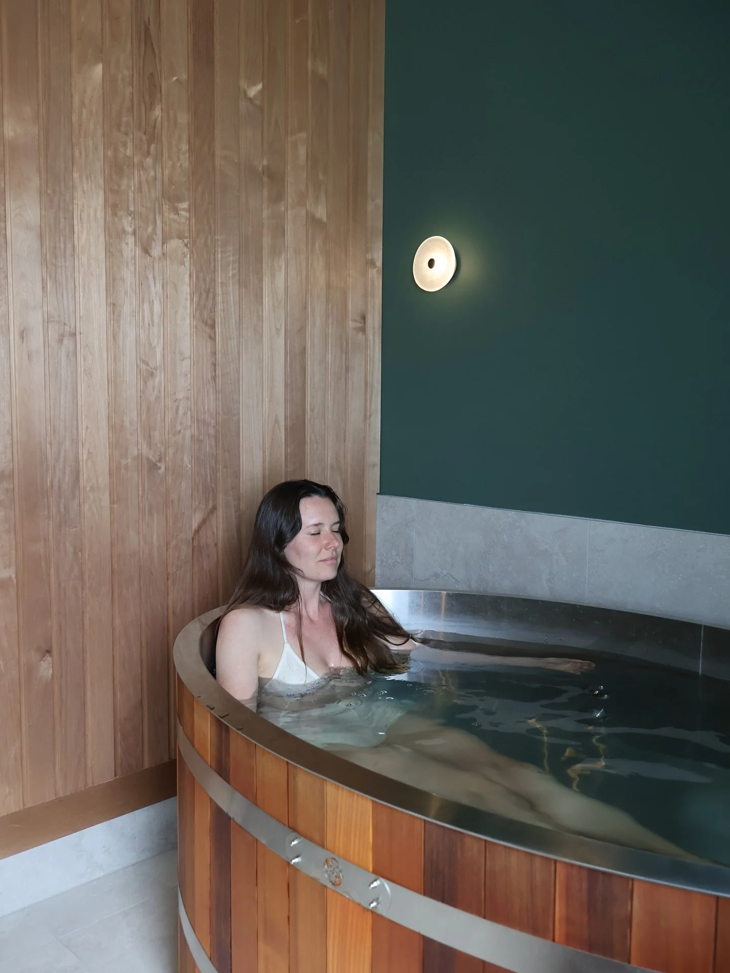 Cold water immersion is a powerful tool for your body and mind. Here&rsquo;s what sticking to a regular routine of cold water immersion can do for you:

&bull; Accelerated recovery - reduce muscle soreness and inflammation after tough workouts, getti