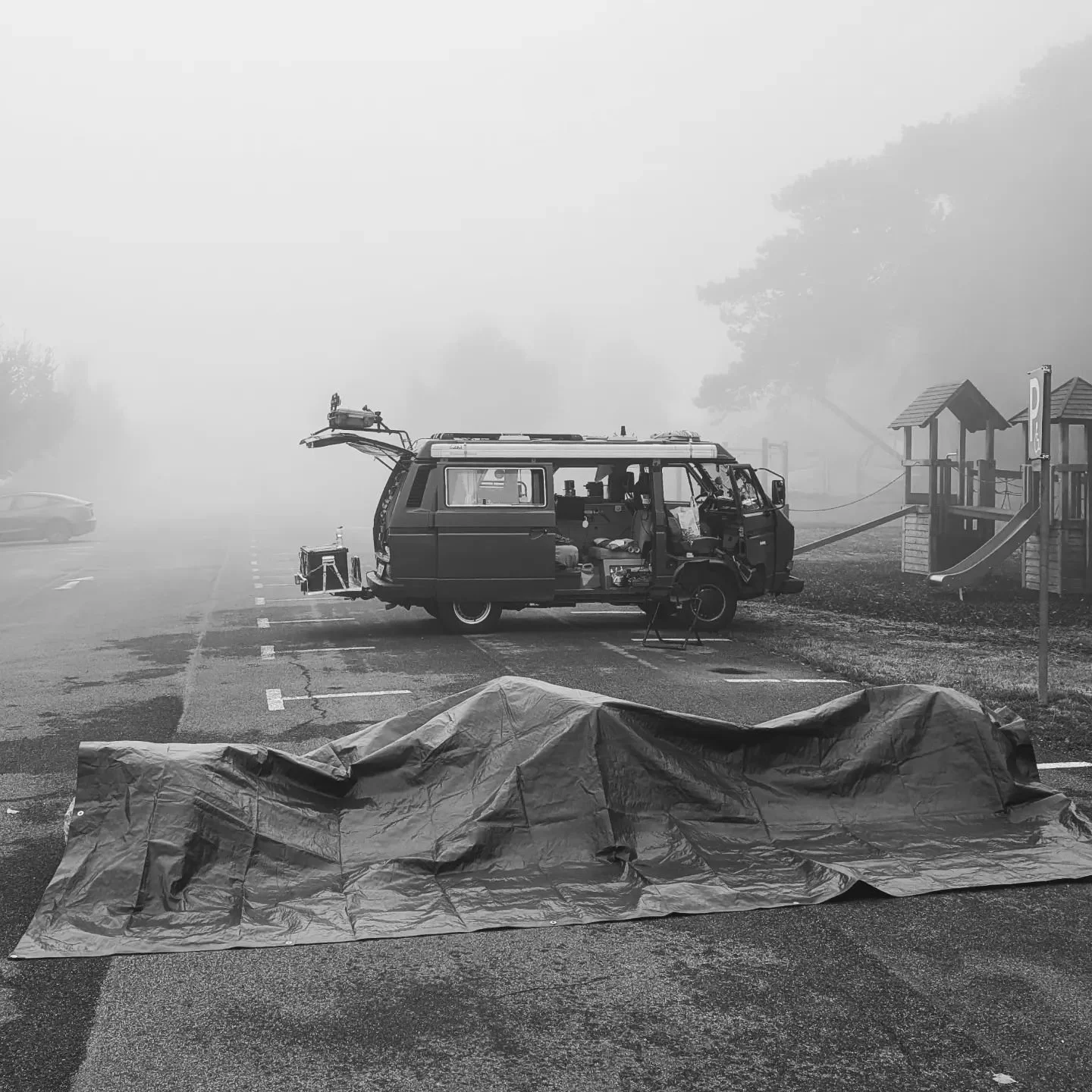 #finest #vinyl #intown #love💚 #respect🧡#schoenesachenmachen #afterarmageddon #drying #vwt3 #t3 #viennavinylvan #bw #bwphotography #perspective #foggyshit #igersvienna #igersaustria #wienstagram