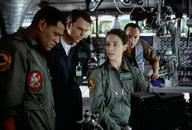 Laurence Fishburne, Sam Neill, Kathleen Quinlan, and Jason Isaacs in Paul W.S. Anderson's Event Horizon (1997)