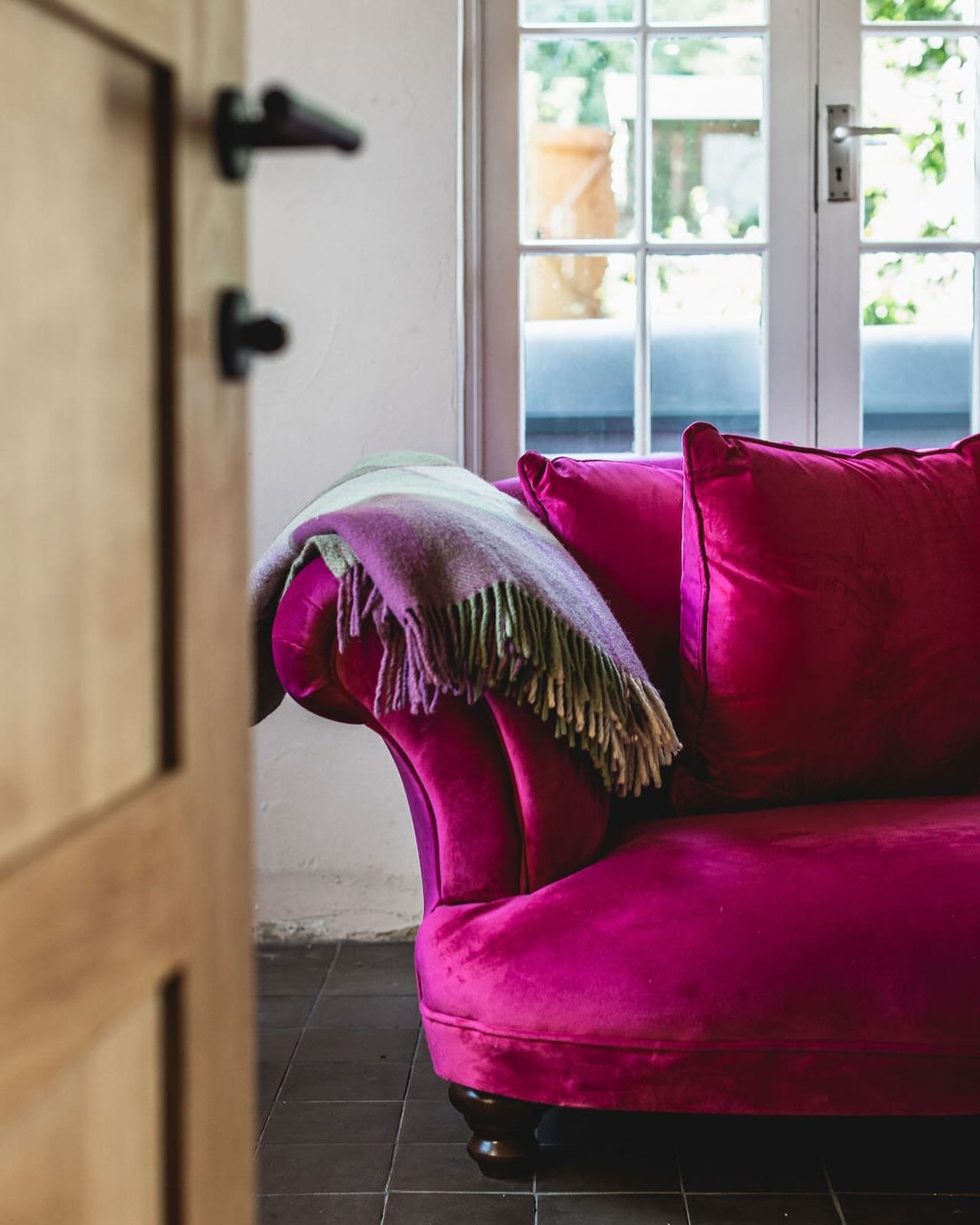 Looking for the perfect escape to enjoy a magical Christmas get away&hellip;&hellip;.Woodville, our quirky spacious 5 bedroom holiday home in Freshwater, Isle of Wight, is ready to welcome you! With 2 cosy snugs with an open fire and wood burner to c