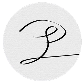 Ein elegantes, schwarzes Kalligrafie-Initial auf weißem Hintergrund.