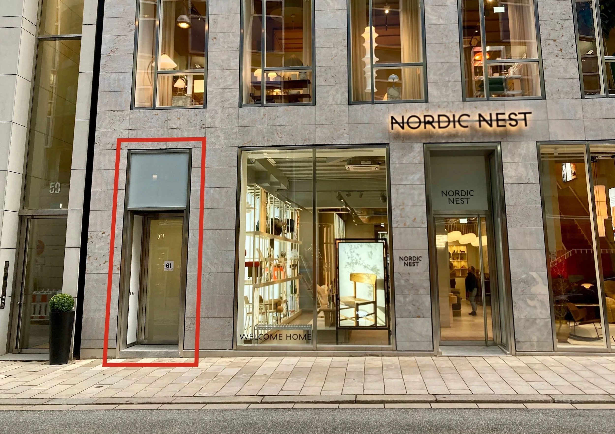 Ein Büro Eingang von Außen. Neben dem Laden 'Nordic Nest' befindet sich bei der Hausnummer 61 der Eingang zum Büro der Rechtsanwältin.
