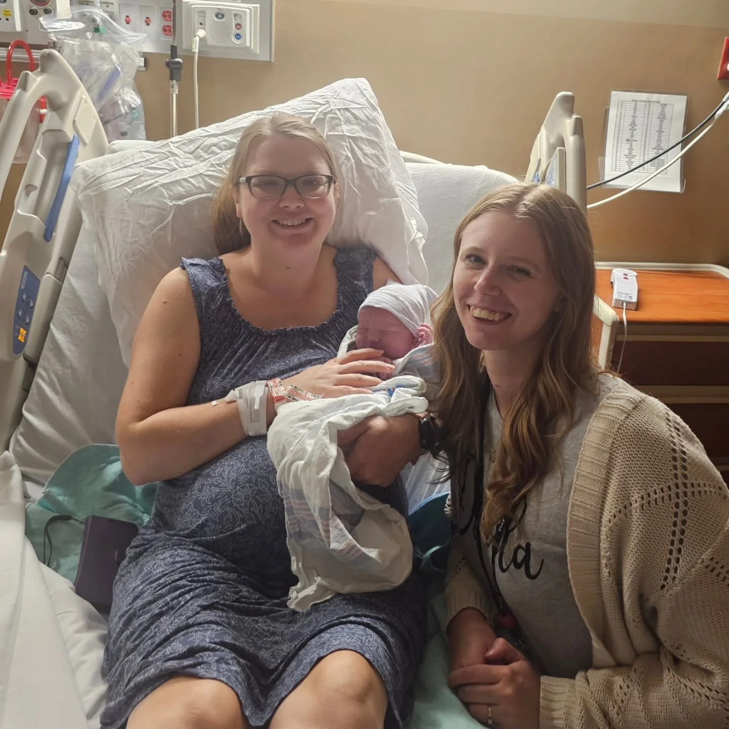 What a joy to support this amazing mother for a 3rd time! She absolutely rocked this birth, smiling all the way through her unmedicated hospital birth. Congratulations on baby #5!

#doula #birth #childbirth #birthdoula #pregnant #pregnancy #postpartu