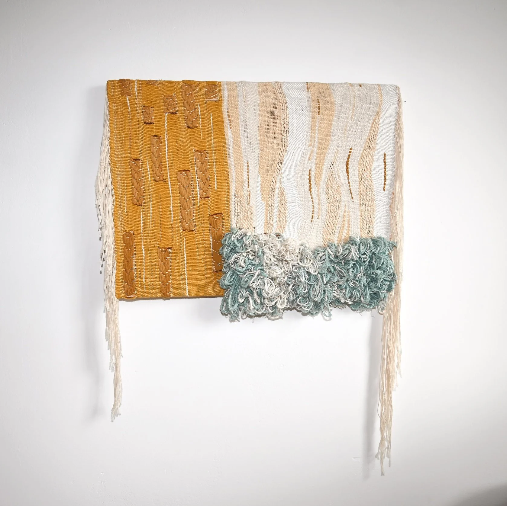 shore story, 2023.
Ca. 60 x 48 cm.
Recycelte Baumwolle, gewachste Baumwolle, recyceltes Leinen, Viskose, Fundast.