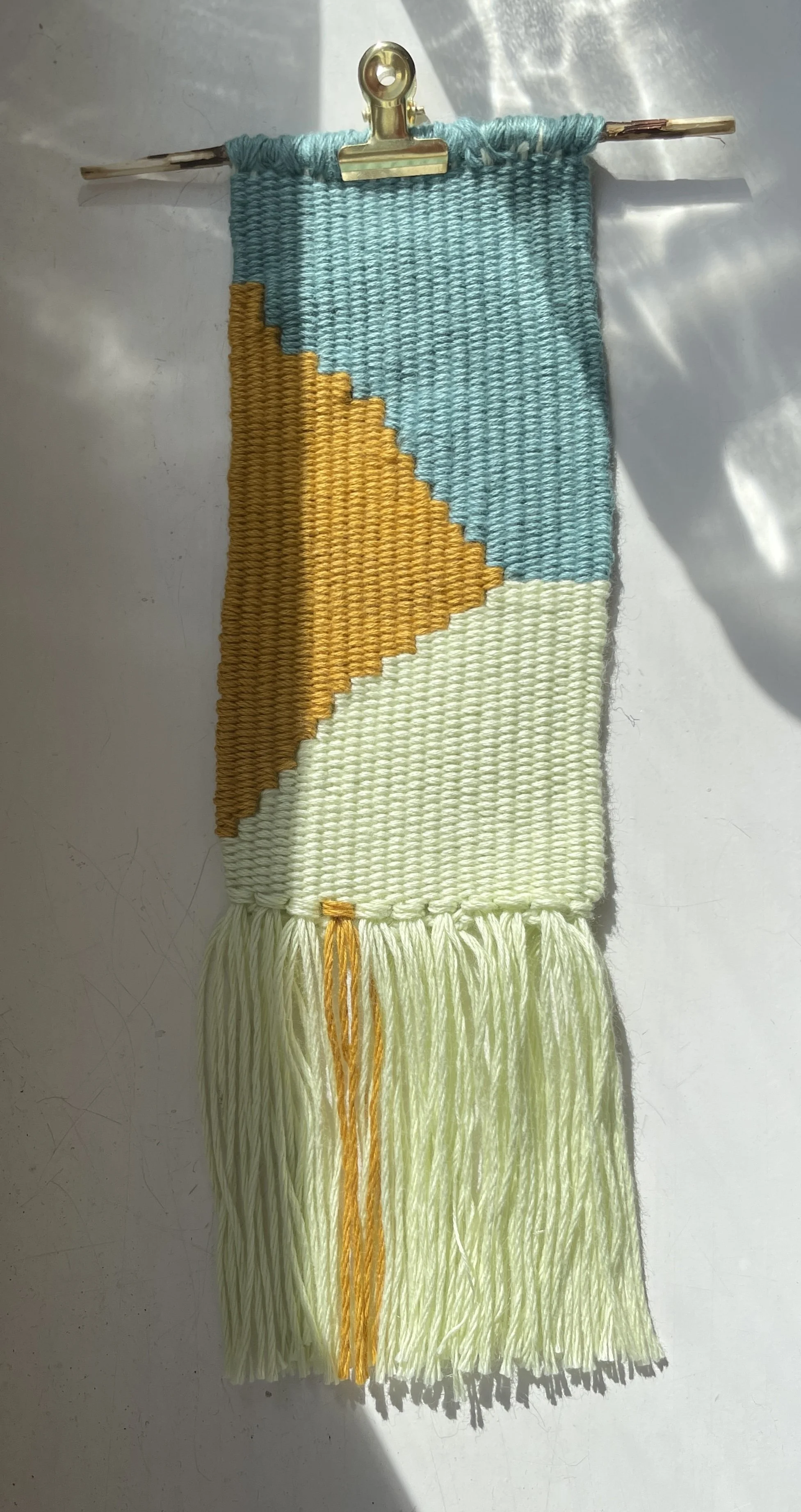 don't pull, 2023.
Ca. 7,5 x 25 cm.
Recycelte Baumwolle, Fundast.