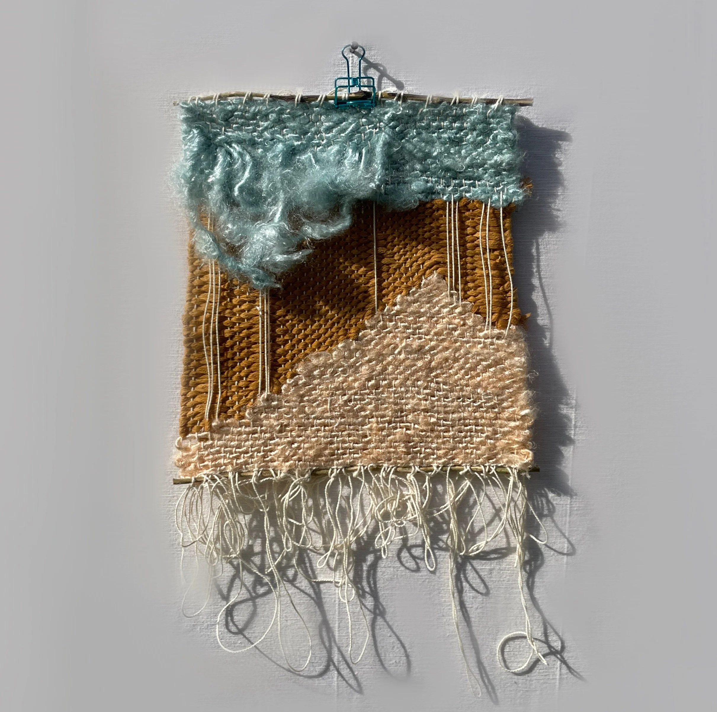 mellow fields, 2023.
Ca. 17 x 21 cm (ohne Fransen).
Recycelte Baumwolle, gewachste, handgefärbte Baumwolle, recyceltes Leinen, Viskose art yarn, Quittenast.