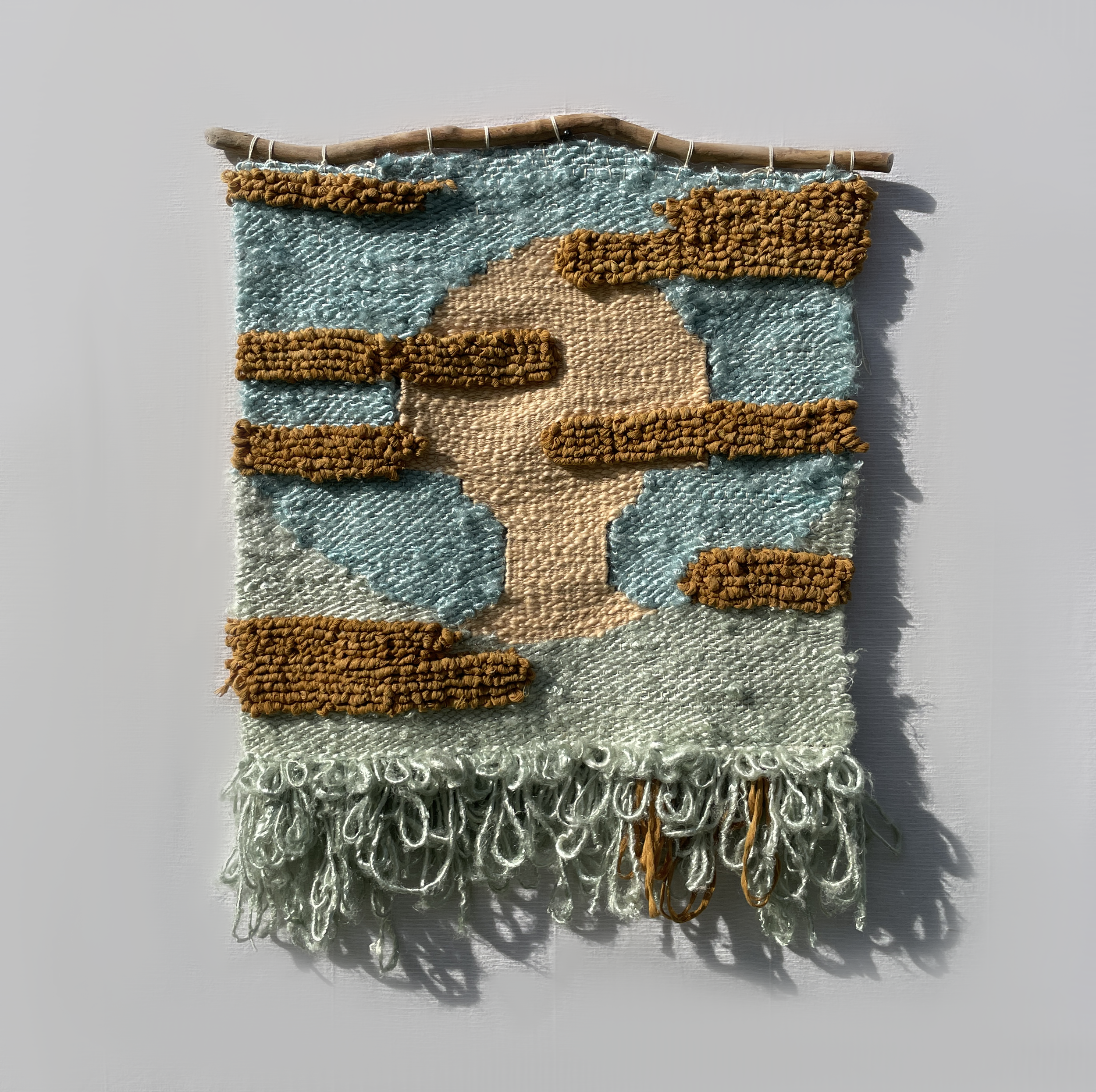 no puedo pensar aquí (ich kann hier nicht denken), 2023.
Ca. 36 x 47 cm.
Recycelte Baumwolle, gewachste Baumwolle, Viskose Kunstgarn, Fundast.