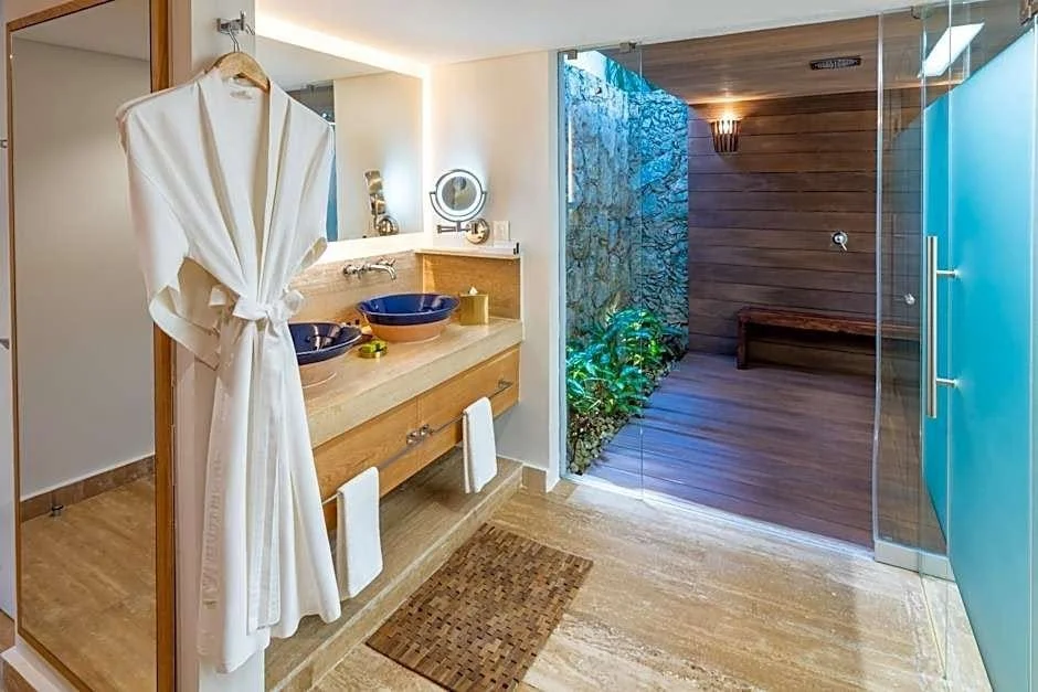 Intercontinental-sea-room-rain-shower.jpg (Copy)