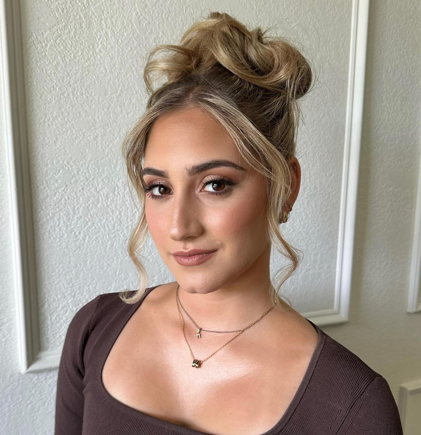 Rosie 

Bronzey eye and an undo. This pre - fall look is everything and we want more of this. Time to ditch the pinks🤎

.
.
.
#miamimakeupartist #miamiweddings #bronzeymakeup #prefall #updo #miamihairstylist #southfloridamakeupartist #trending #sout
