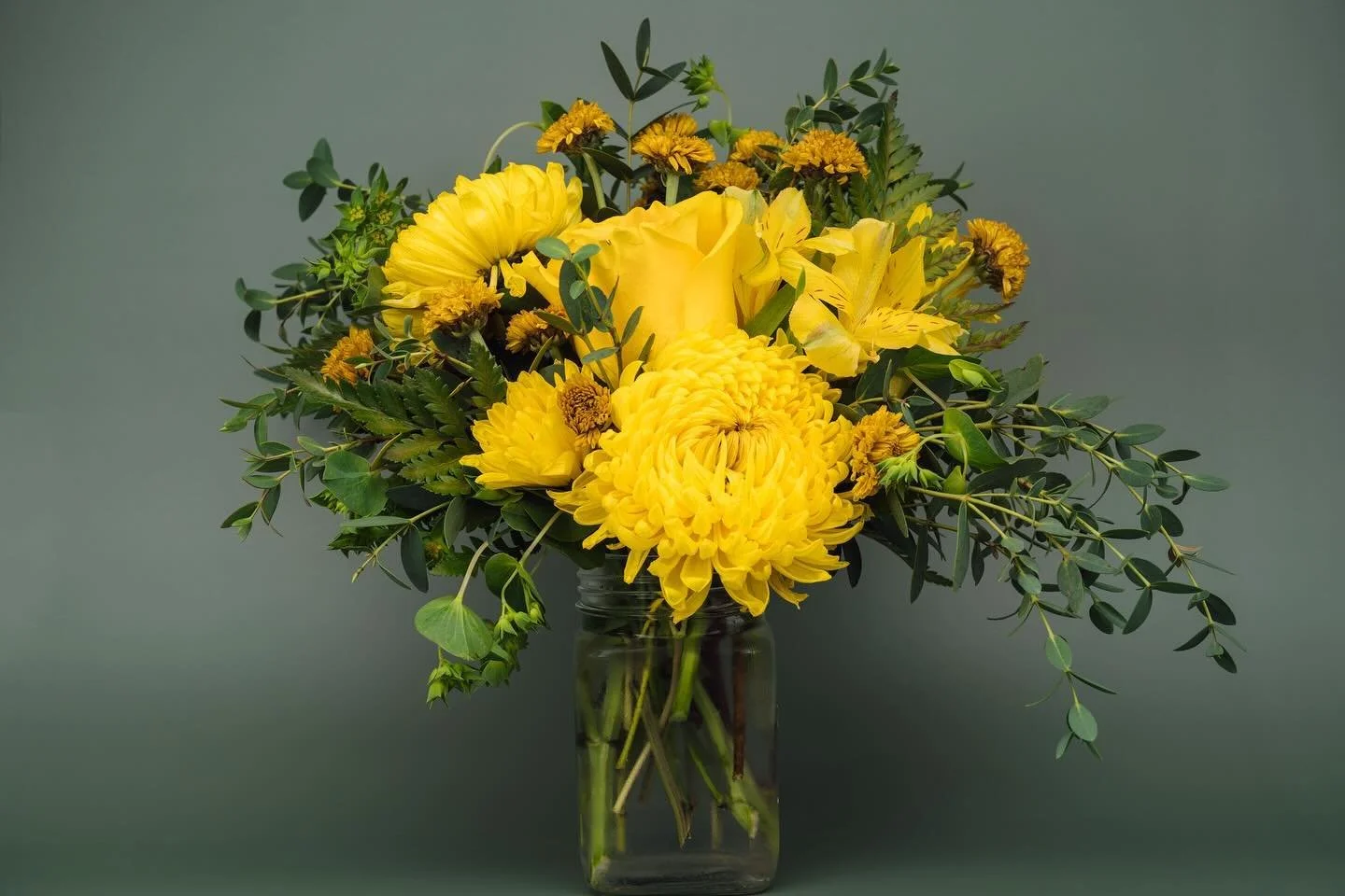 Golden blooms and sunshine vibes 🌼☀️✨ #alleycatmeadows #floraldesign #yellowflowers #flowermagic #bouquet #rose #springcourt #fallcourt