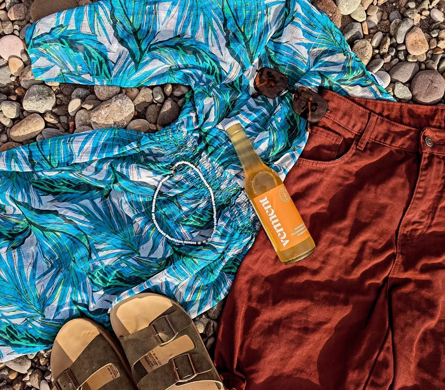 Missing those sunny days by the sea? Grab a bottle of our Kombucha and refresh your body &amp; soul! ❤️🌊