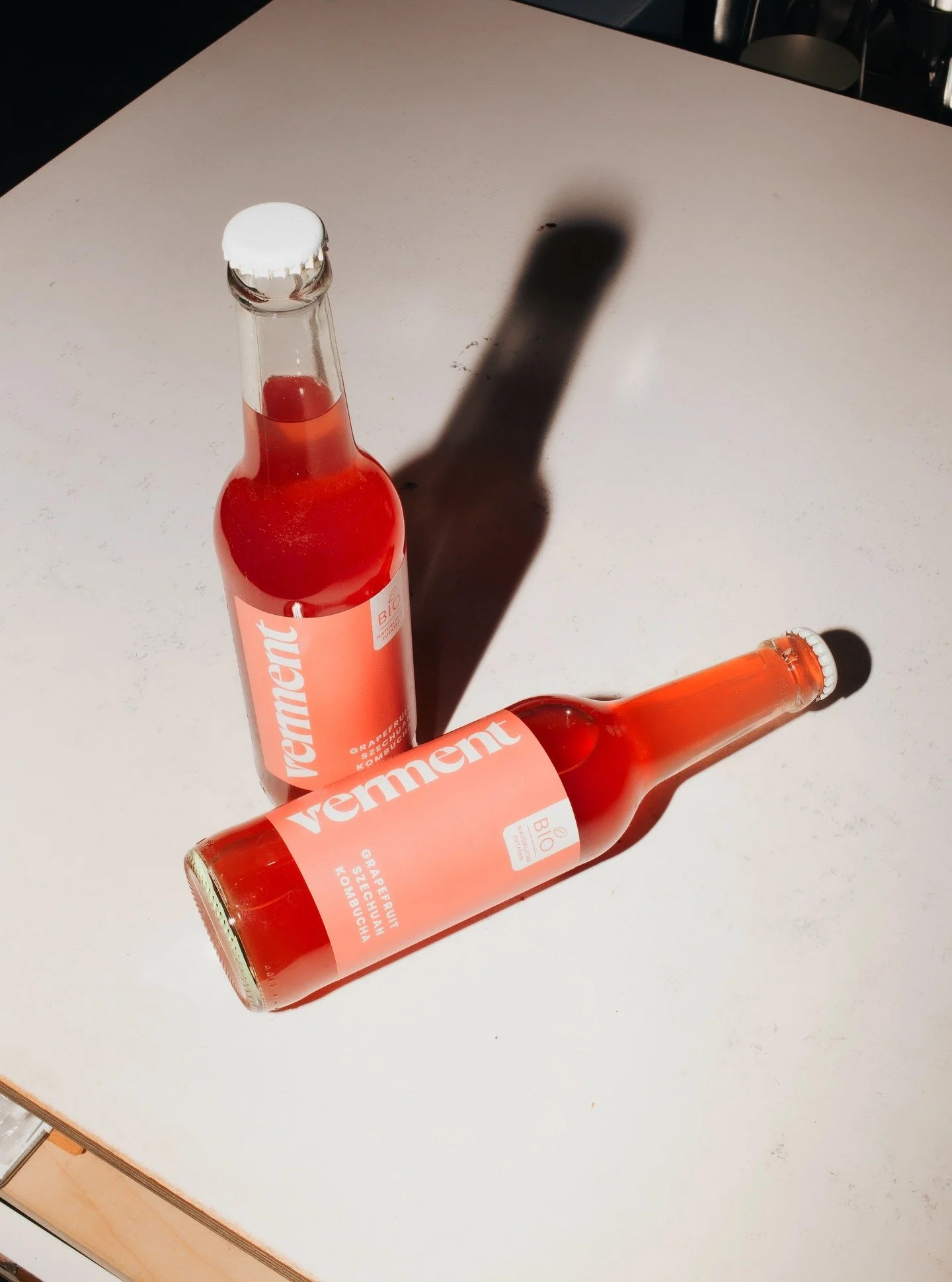 Berliner Bottle Hack: Verment Grapefruit-Szechuan Kombucha Edition

No opener? Chill &ndash; grab a second Grapefruit-Szechuan Kombucha bottle, hook its cap edge under the first one's cap, and flick it off with zero effort. Pure Sp&auml;ti magic. 🥂