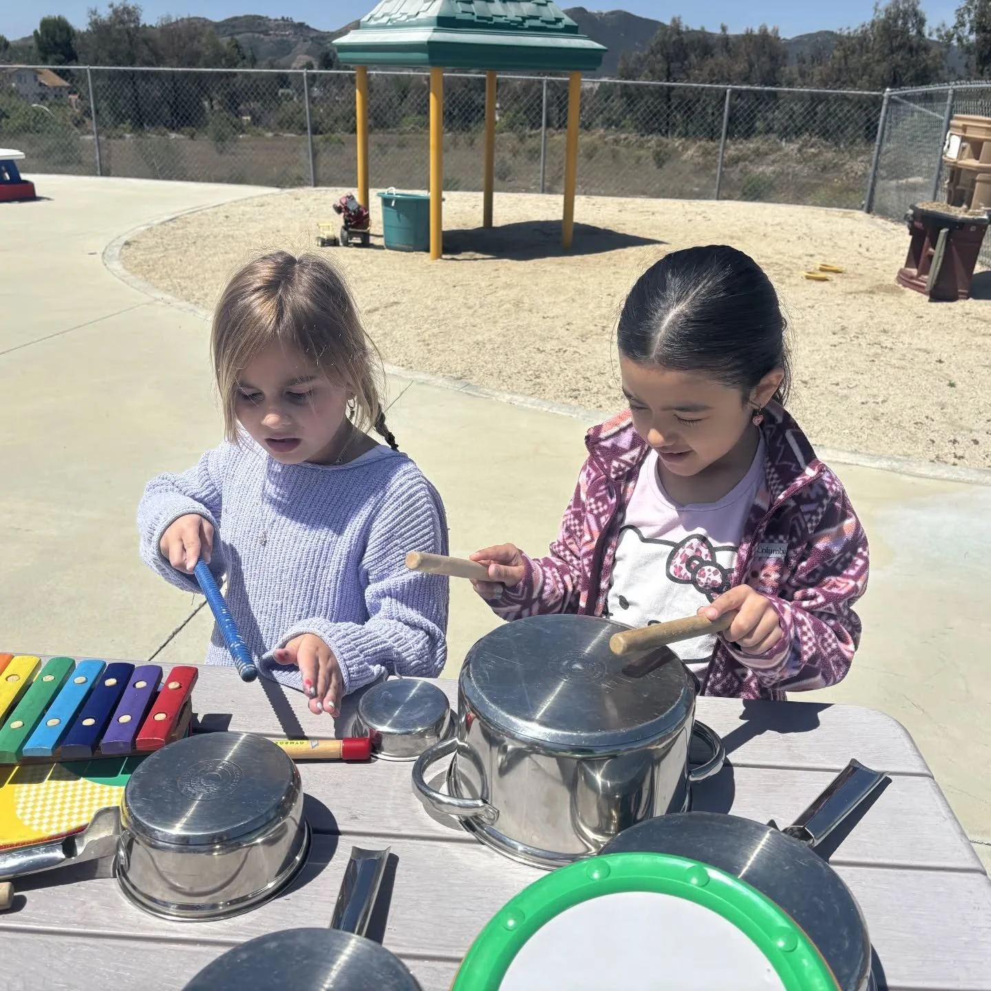Sunshine, fresh air and endless discovery ☀️❤️🛝🎾⛹️&zwj;♀️
#outdoorlearning #friendshipsandfun