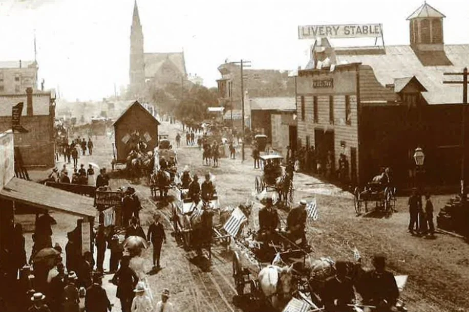 Explore historic Old Pasadena at twilight on August 9th!

👟 As dusk brings out the glow of vintage signs and the quiet charm of hidden courtyards, one of our trained docents will lead you through the historic district and reveal its many hidden and 