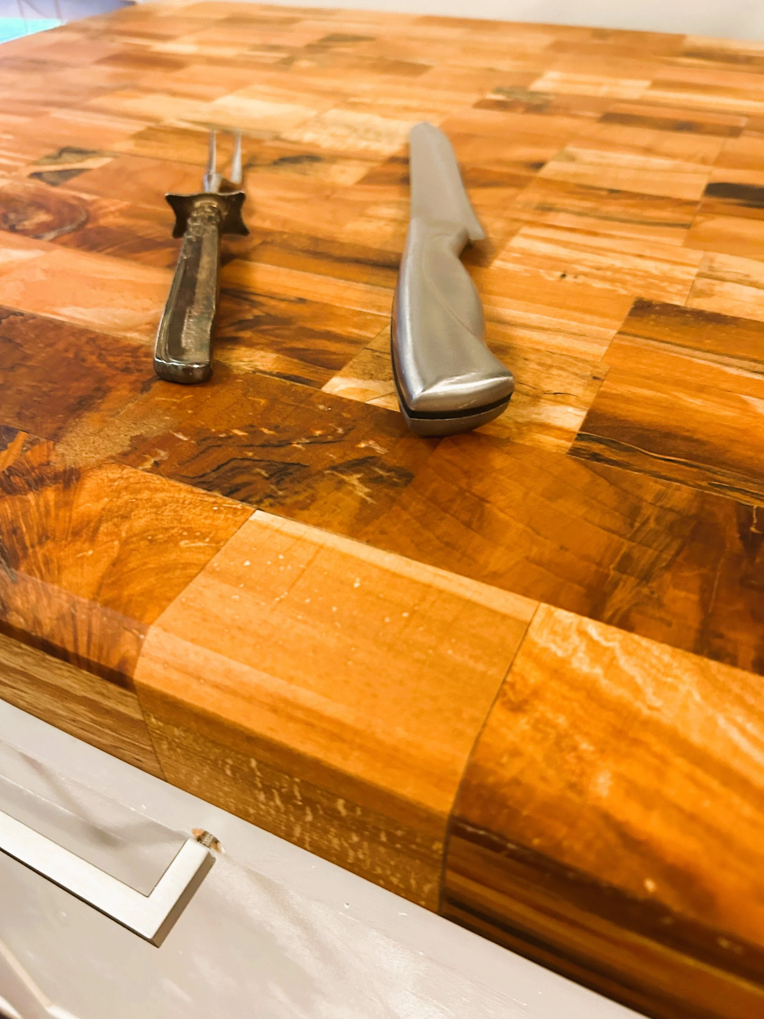 IMG_3547BUTCHERBLOCK.png Cuely mapkle end grsain cutting board.