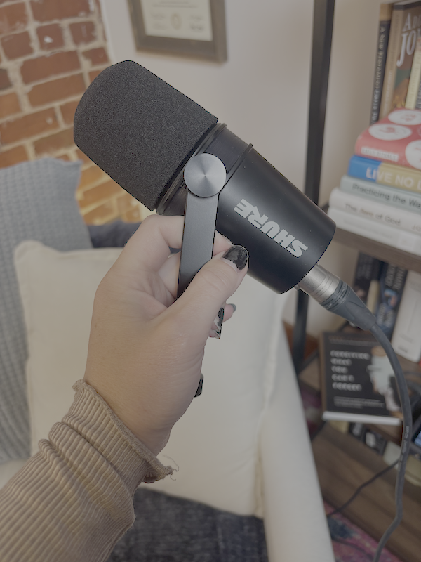 black shure podcast microphone