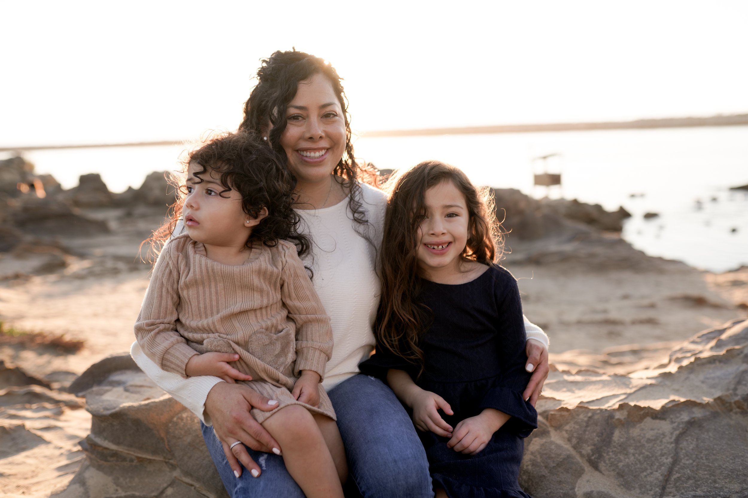 Family and children’s photography at Corona Del Mar during golden hour—capturing warm light, genuine smiles, and heartfelt moments by the sea. Timeless portraits full of love and laughter.