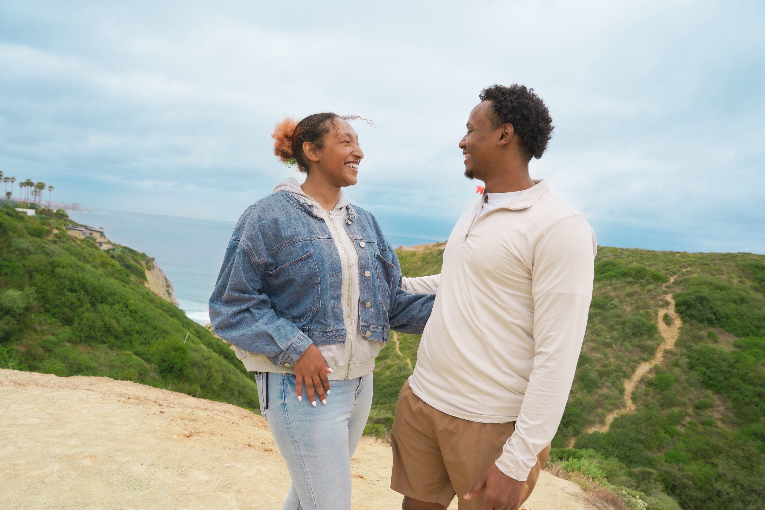 Spontaneous moments make the best memories. Met this lovely couple on the Saigon Trail in La Jolla—couldn’t pass up the chance to capture a few shots with that dreamy ocean view behind them.