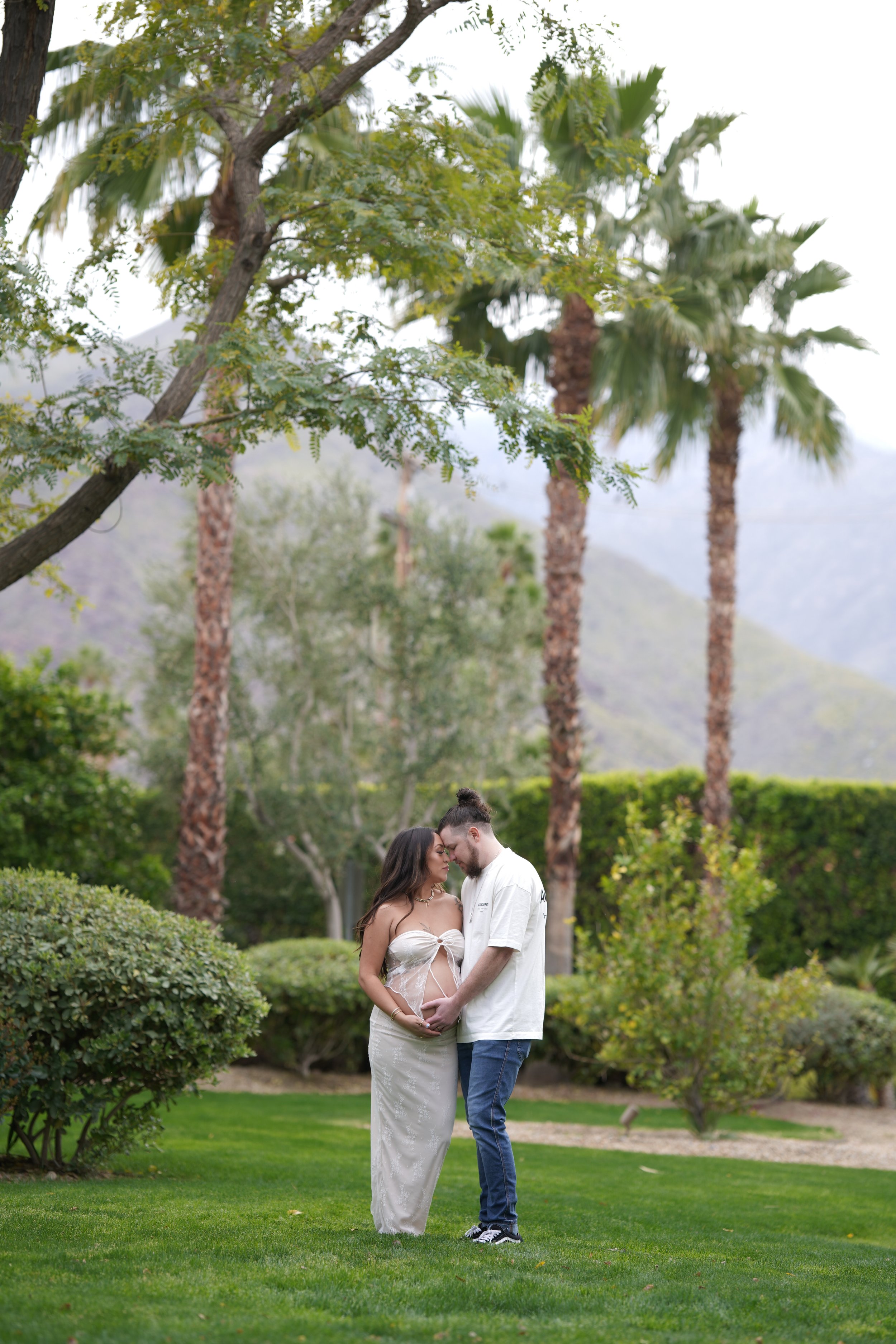 Celebrate your babymoon in Palm Springs with a dreamy photoshoot capturing love, connection, and desert beauty. Perfect for stunning Palm Springs maternity photography before baby arrives.