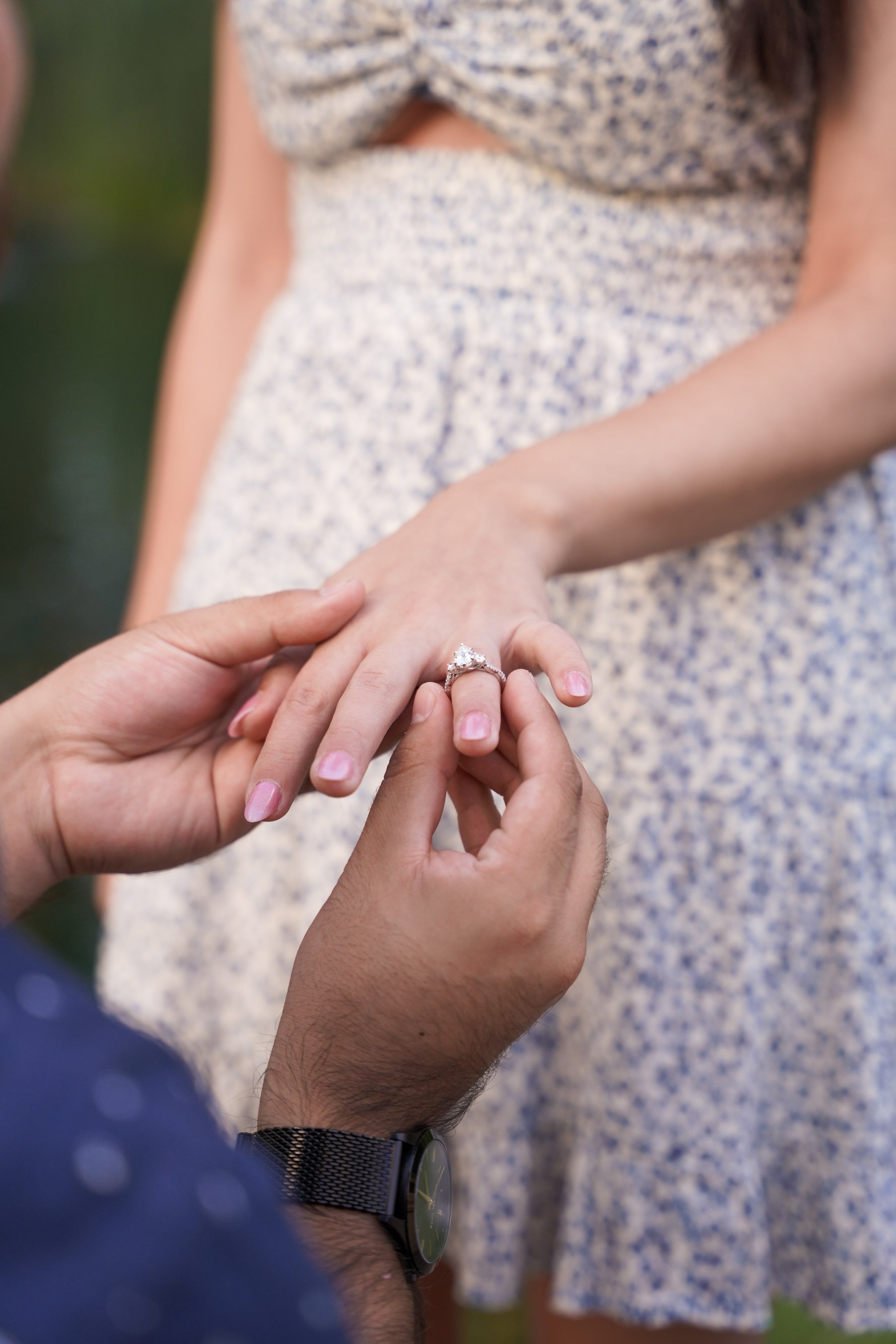 Carlos & Isabella’s love story took a beautiful turn at golden hour. He told her they were part of a winery photoshoot—then dropped to one knee. Her reaction lit up the vineyard Ready to plan your own unforgettable proposal? Let’s make it happe