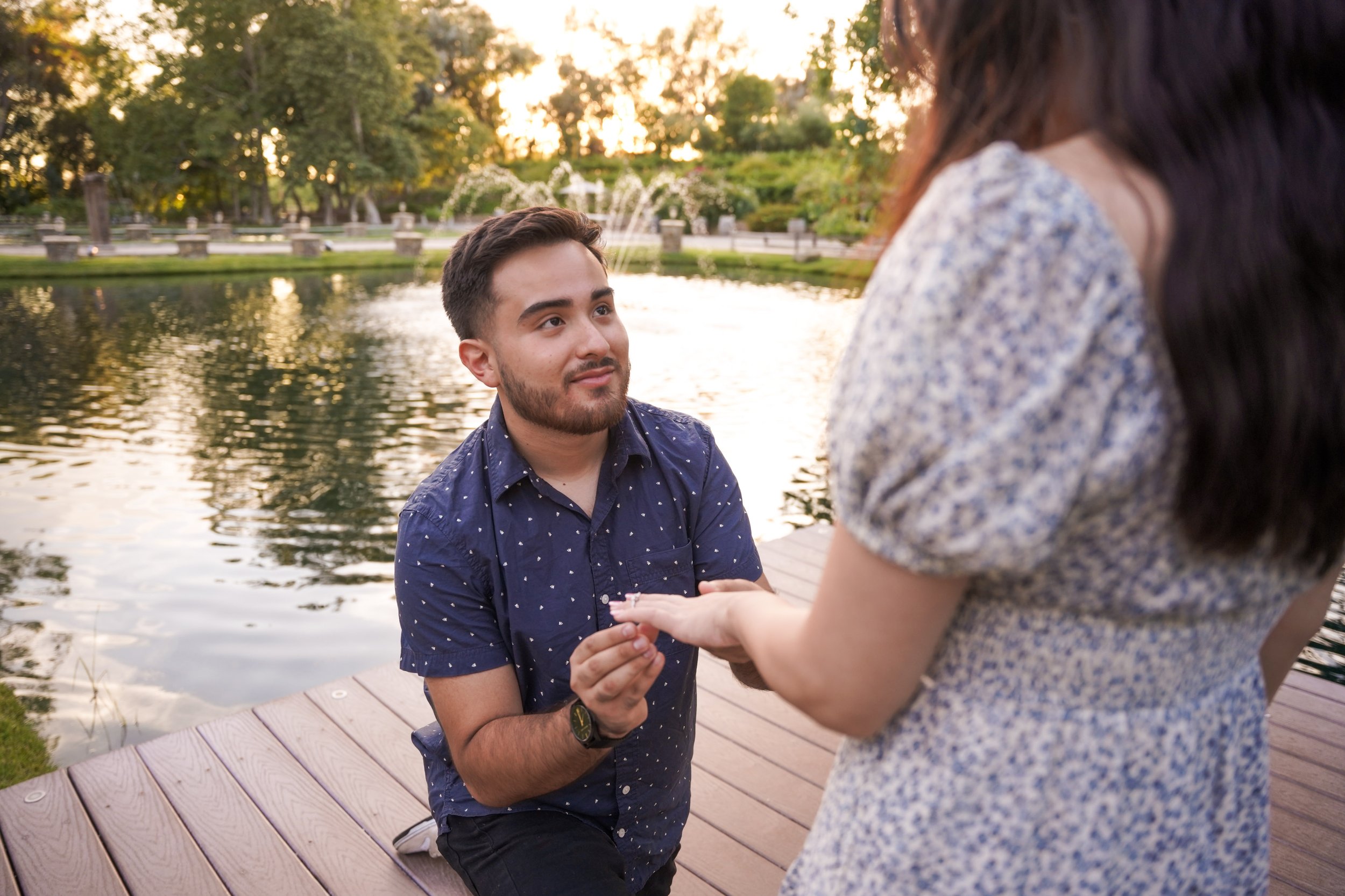 Carlos & Isabella’s love story took a beautiful turn at golden hour. He told her they were part of a winery photoshoot—then dropped to one knee. Her reaction lit up the vineyard Ready to plan your own unforgettable proposal? Let’s make it happe