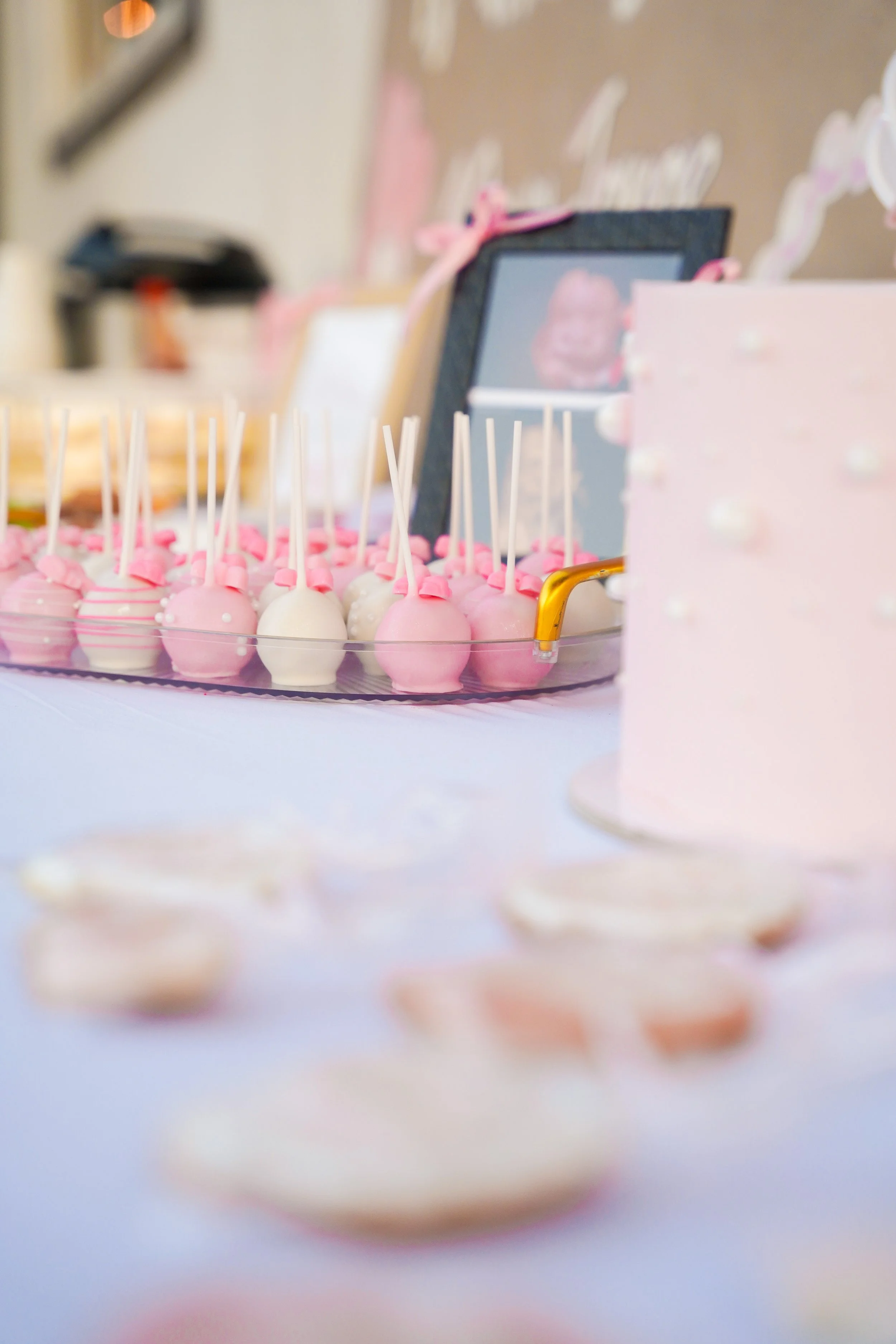 Beautiful moments from a heartfelt baby shower in La Mesa, San Diego. Captured with our Milestone Photography Package — perfect for maternity sessions, baby showers, and every celebration in between.