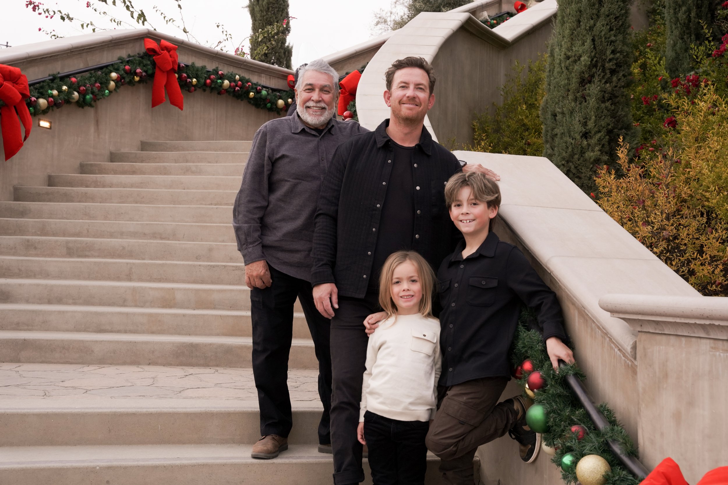 Holiday memories at Europa Village Winery in Temecula! This family photoshoot brought together kids, parents, and grandparents for a joyful, festive session surrounded by vineyard charm.