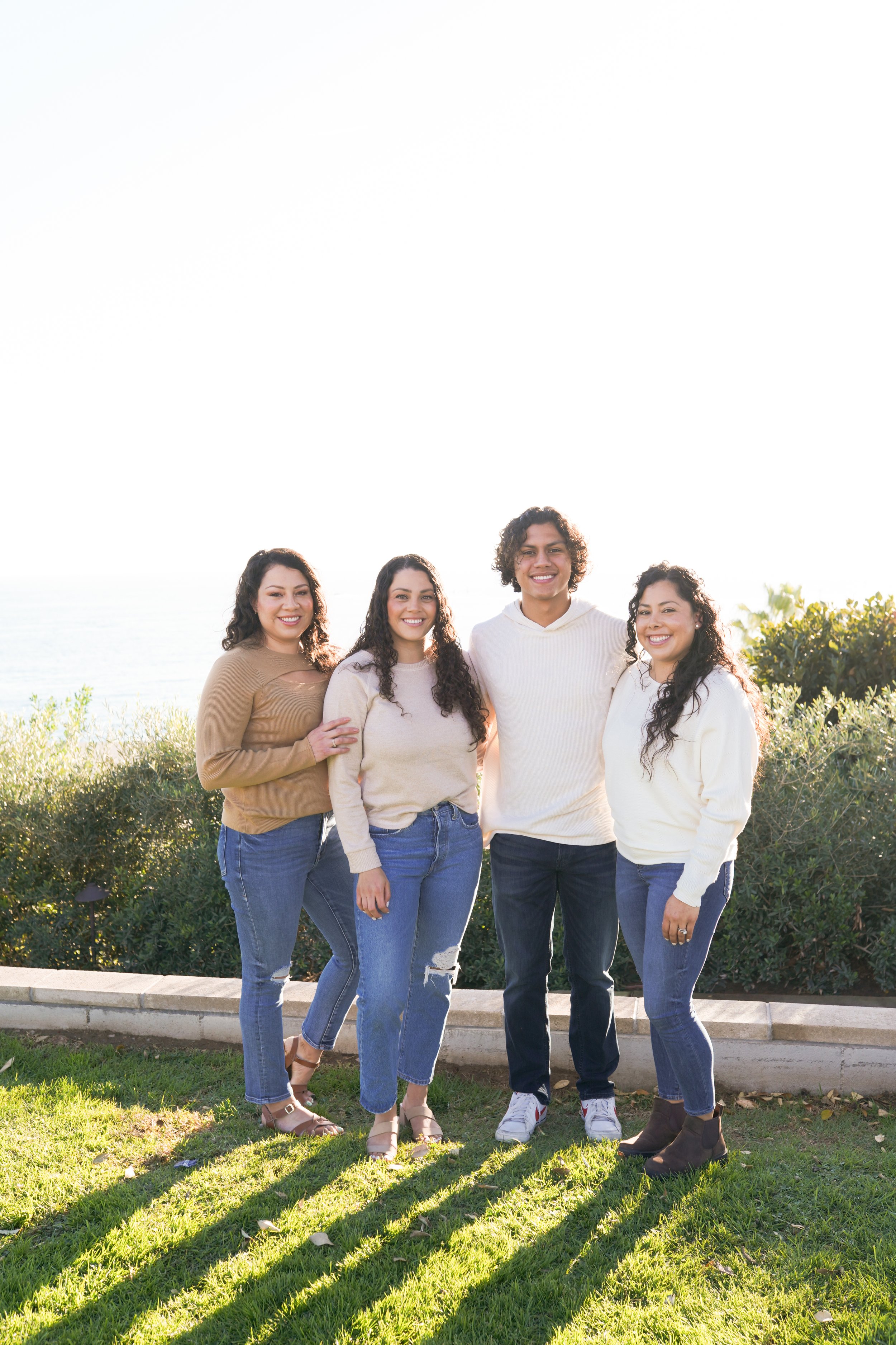 A sweet family session at Corona Del Mar, capturing candid moments by the ocean. Golden light, coastal views, and genuine smiles made this family photography in Corona Del Mar truly unforgettable.