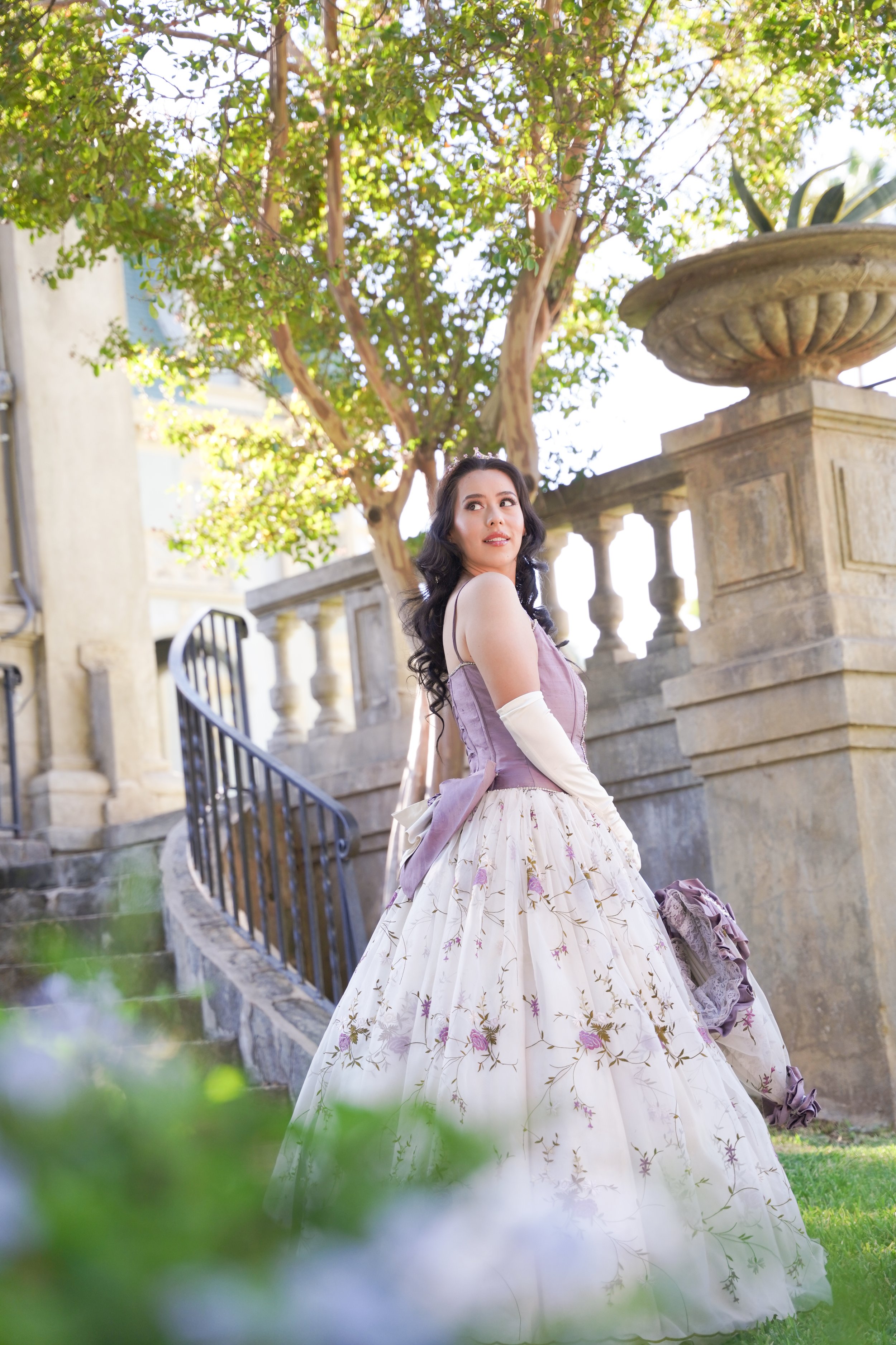 Bridgerton-inspired elegance at Kimberly Crest in Redlands, CA. This Victorian-style portrait shoot captured timeless beauty, vintage charm, and romantic details at one of SoCal’s most enchanting estates.