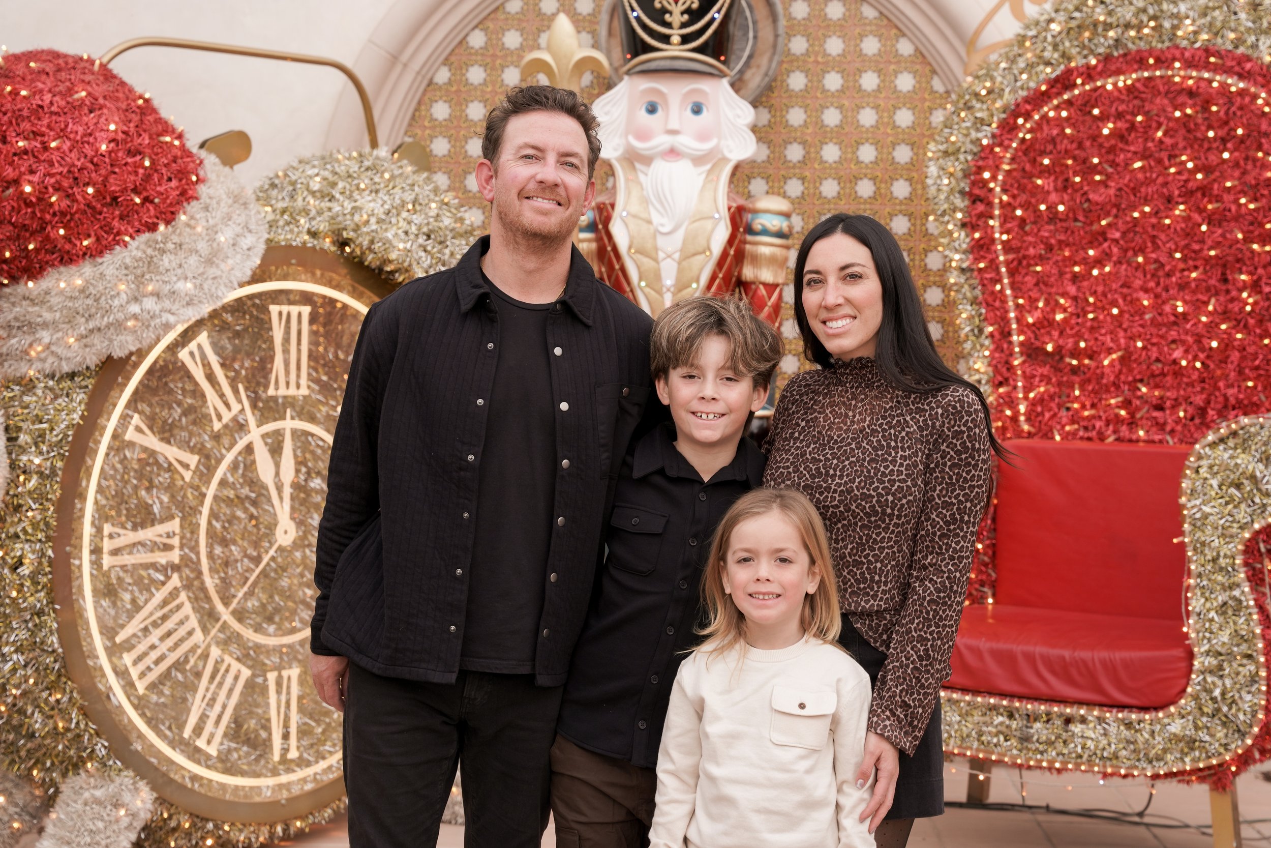 Holiday memories at Europa Village Winery in Temecula! This family photoshoot brought together kids, parents, and grandparents for a joyful, festive session surrounded by vineyard charm.