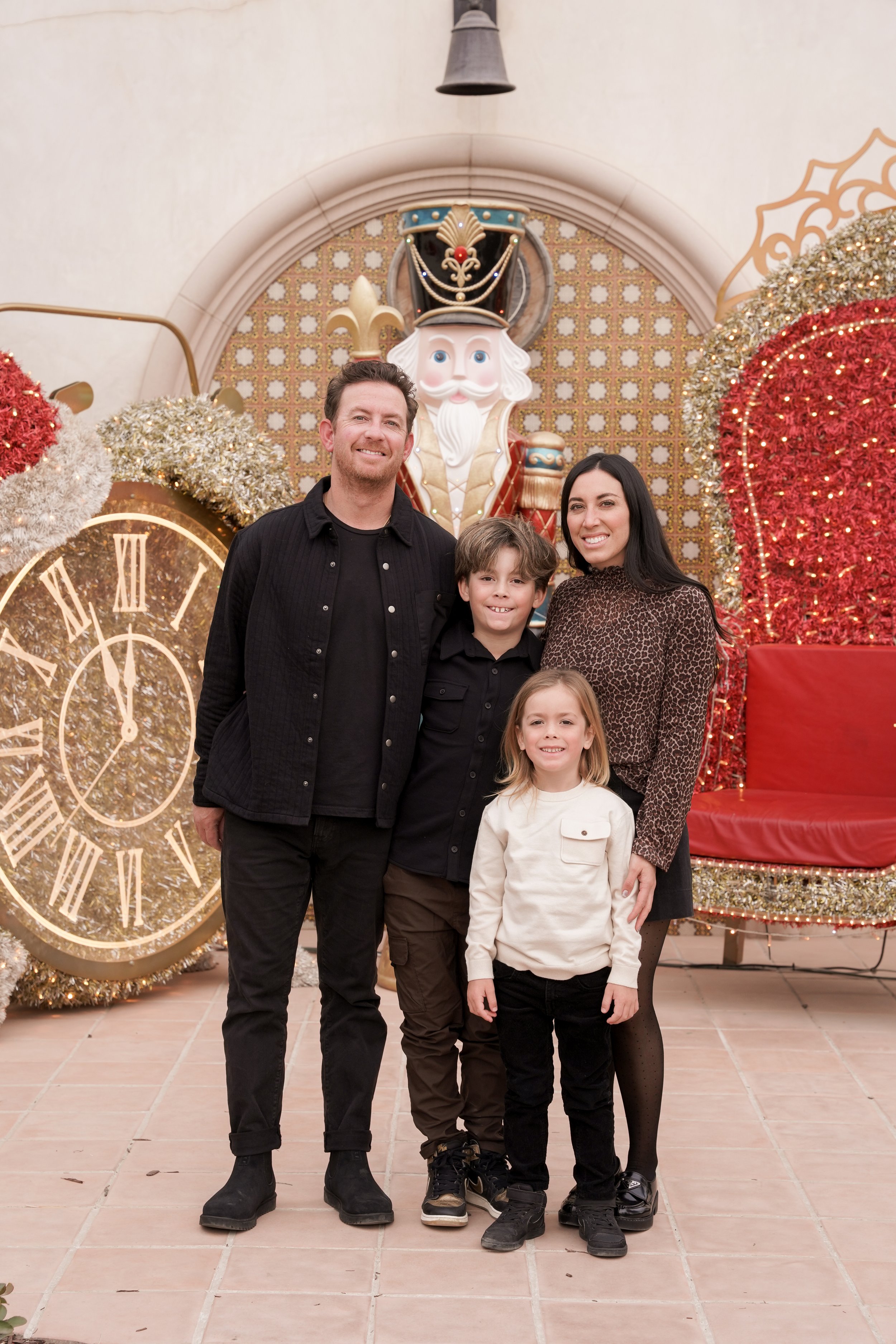 Holiday memories at Europa Village Winery in Temecula! This family photoshoot brought together kids, parents, and grandparents for a joyful, festive session surrounded by vineyard charm.