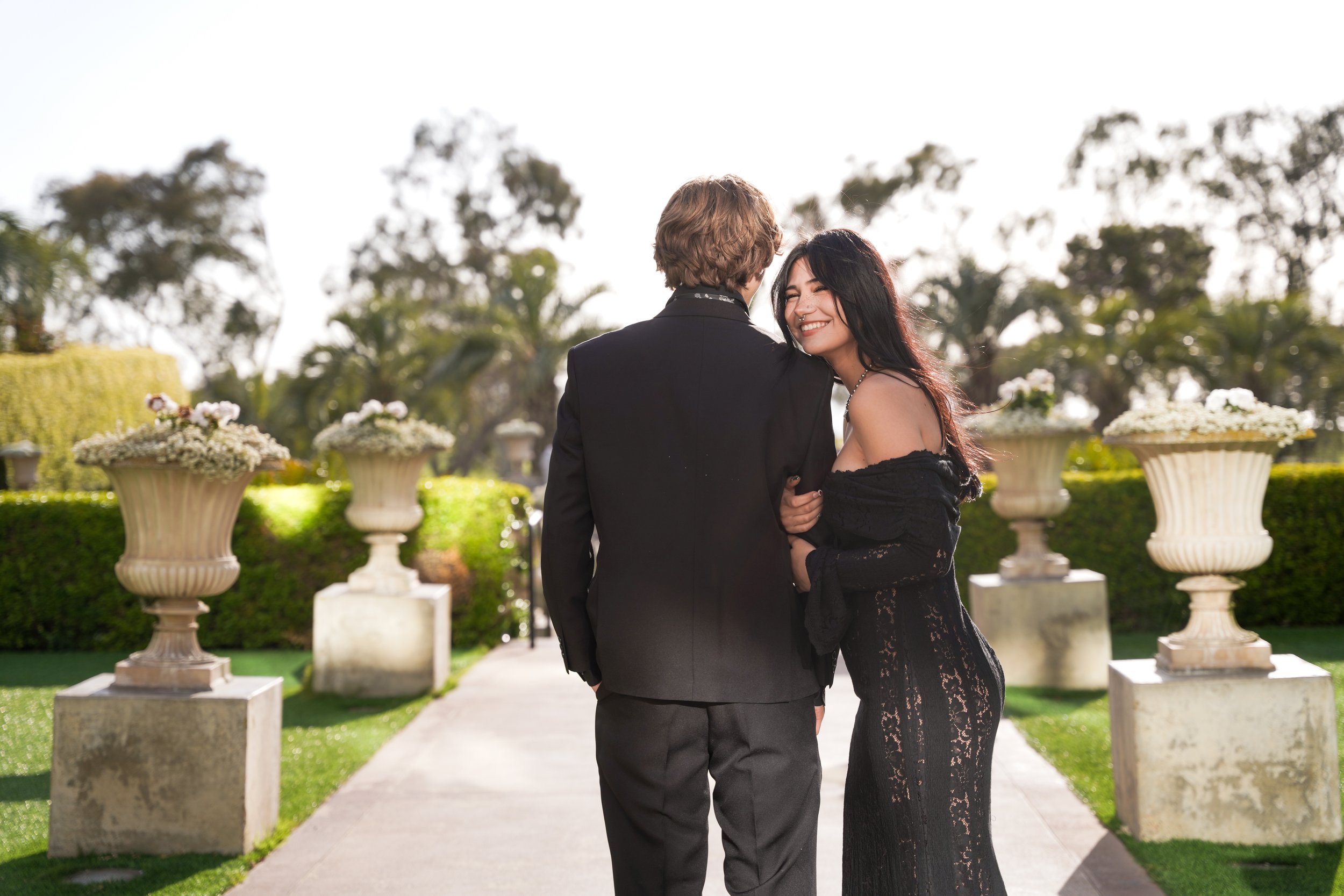 New chapters, lasting bonds, and a night they’ll never forget. Senior prom portraits at the Hilton La Jolla Torrey Pines—with the ocean as their backdrop and the future wide open.
