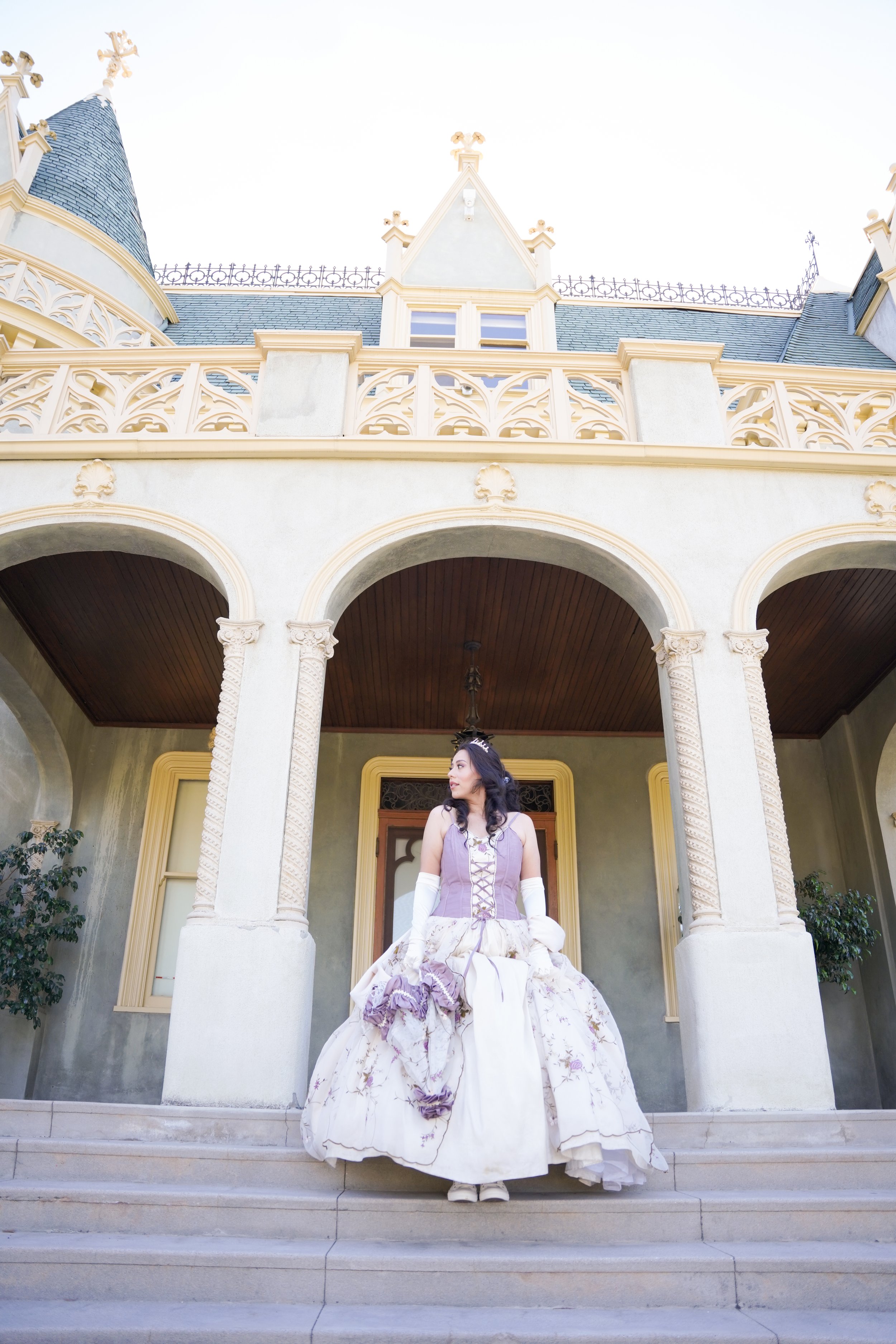 Bridgerton-inspired elegance at Kimberly Crest in Redlands, CA. This Victorian-style portrait shoot captured timeless beauty, vintage charm, and romantic details at one of SoCal’s most enchanting estates.