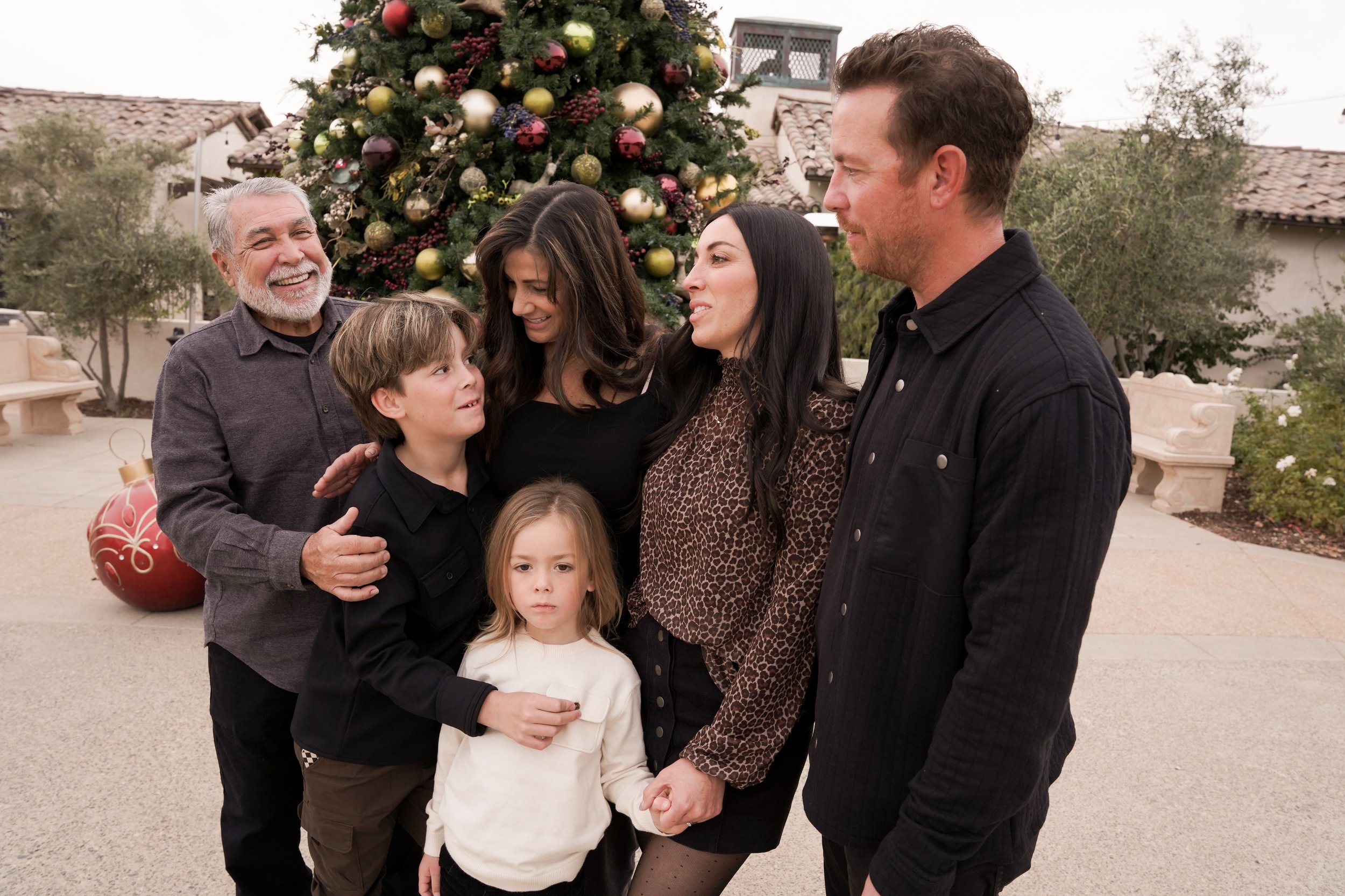 Holiday memories at Europa Village Winery in Temecula! This family photoshoot brought together kids, parents, and grandparents for a joyful, festive session surrounded by vineyard charm.