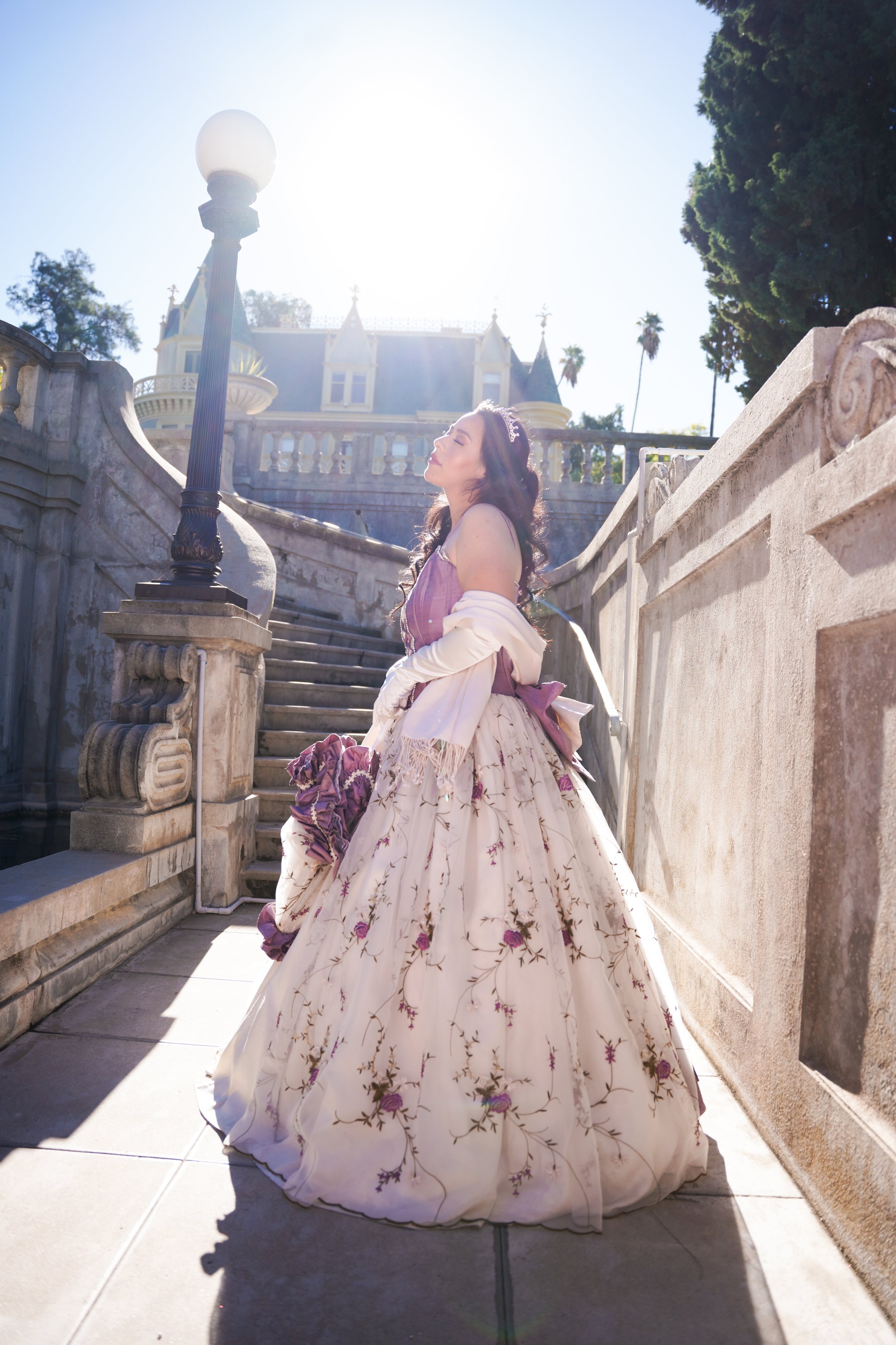 Bridgerton-inspired elegance at Kimberly Crest in Redlands, CA. This Victorian-style portrait shoot captured timeless beauty, vintage charm, and romantic details at one of SoCal’s most enchanting estates.