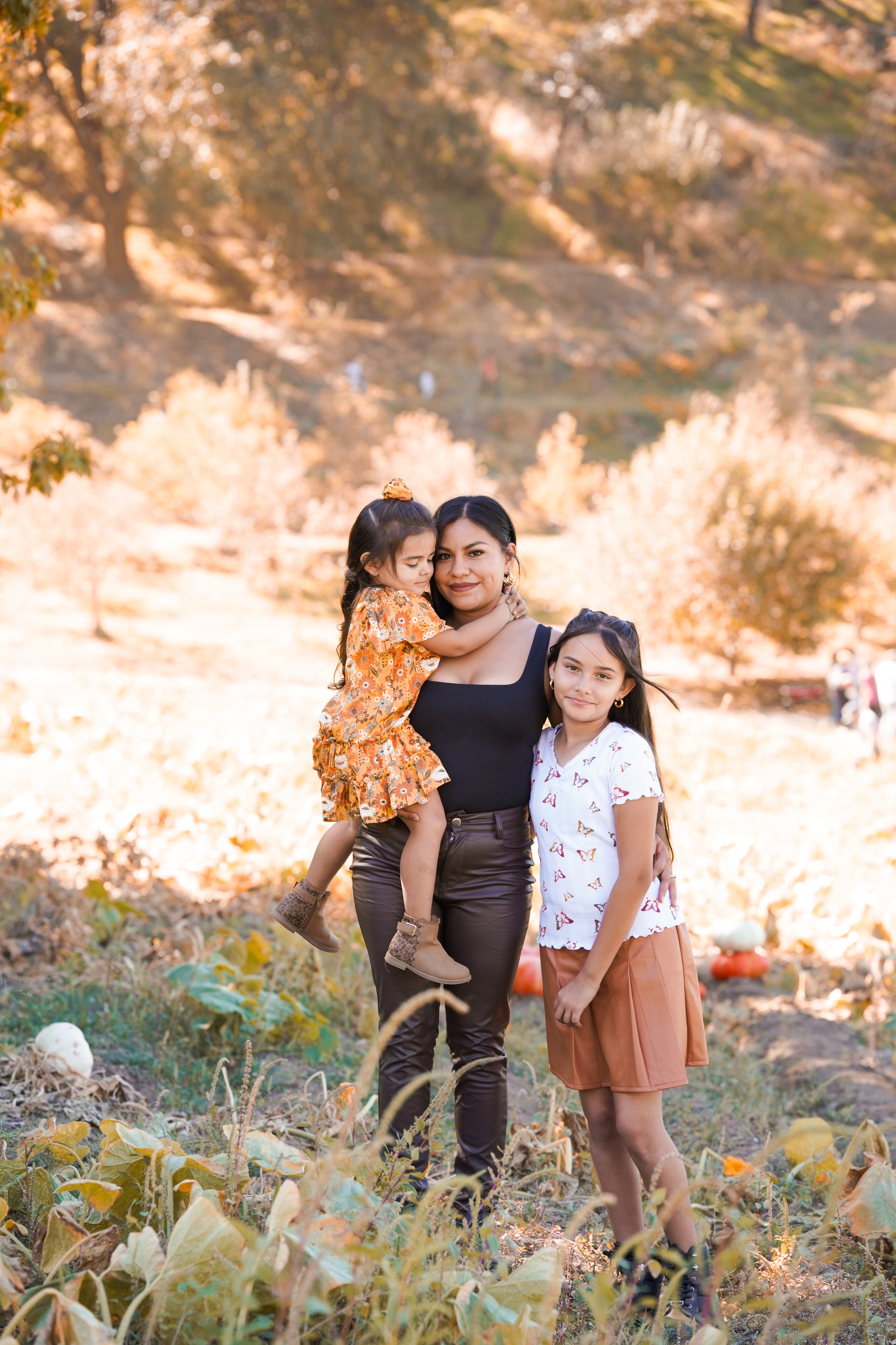 A fun-filled day at the farms in Oak Glen, picking out the perfect pumpkin and making new family memories. The crisp air and autumn vibes made it ideal for heartfelt Oak Glen family photography.