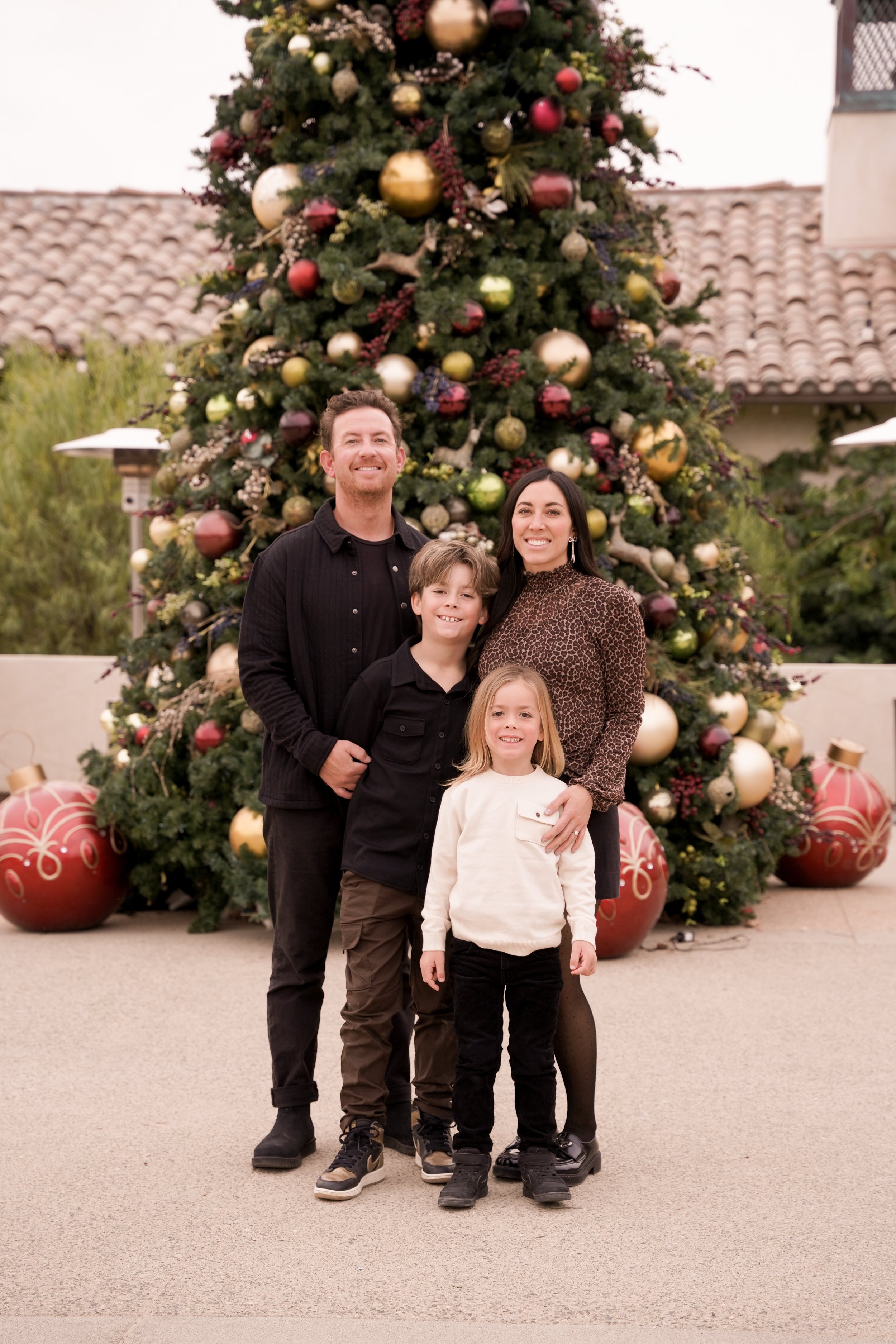 Started new traditions with a festive family photography session at Europa Winery in Temecula. Surrounded by holiday lights and vineyard views—perfect for capturing love and laughter with Temecula holiday family photos.