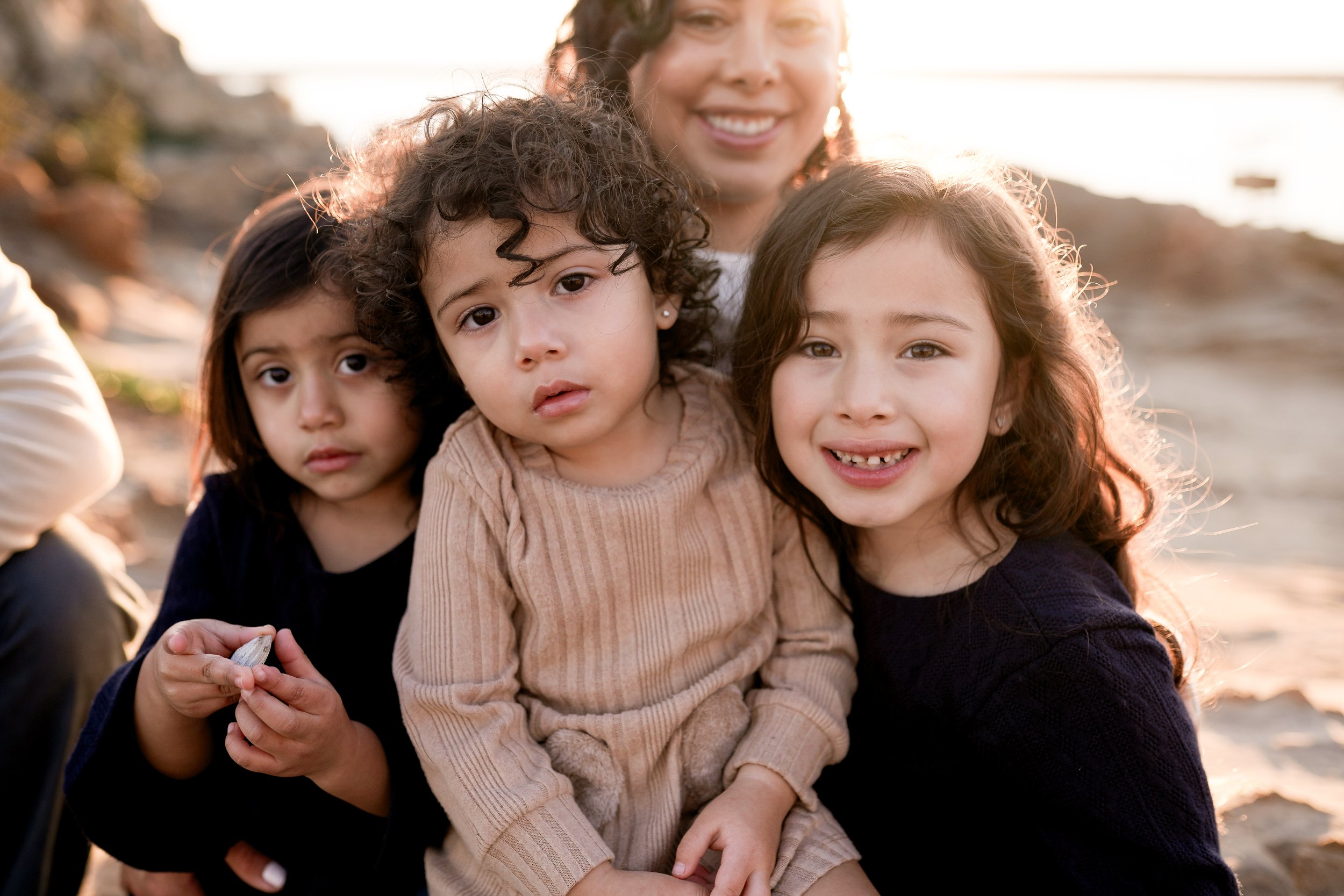 Family and children’s photography at Corona Del Mar during golden hour—capturing warm light, genuine smiles, and heartfelt moments by the sea. Timeless portraits full of love and laughter.