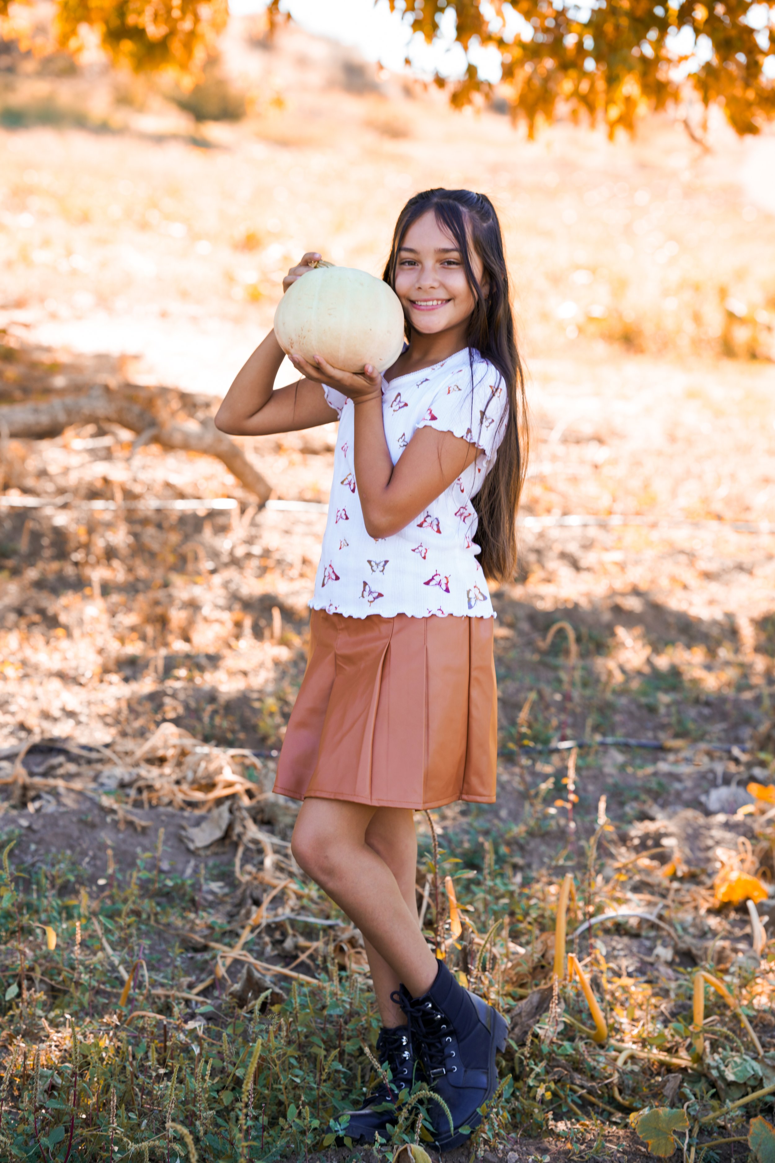 A fun-filled day at the farms in Oak Glen, picking out the perfect pumpkin and making new family memories. The crisp air and autumn vibes made it ideal for heartfelt Oak Glen family photography.