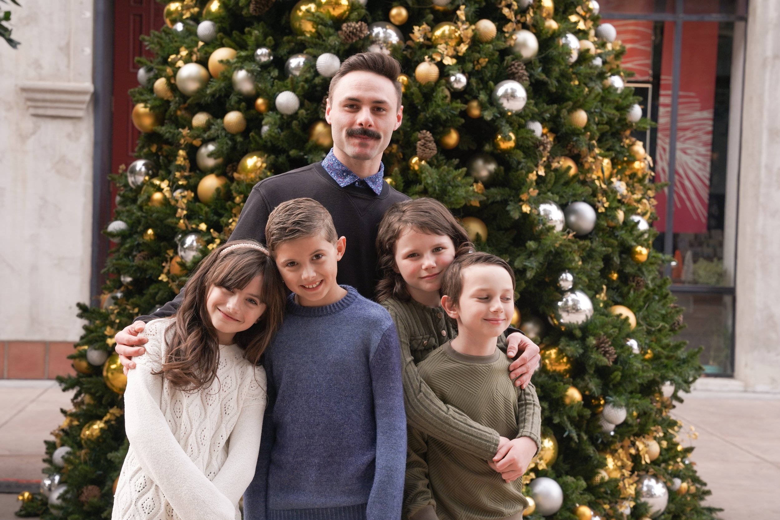 A heartfelt family session at the Mission Inn in Riverside, capturing new memories, laughter, and holiday traditions. The festive lights and historic charm made it the perfect setting for timeless holiday family photography in Riverside.