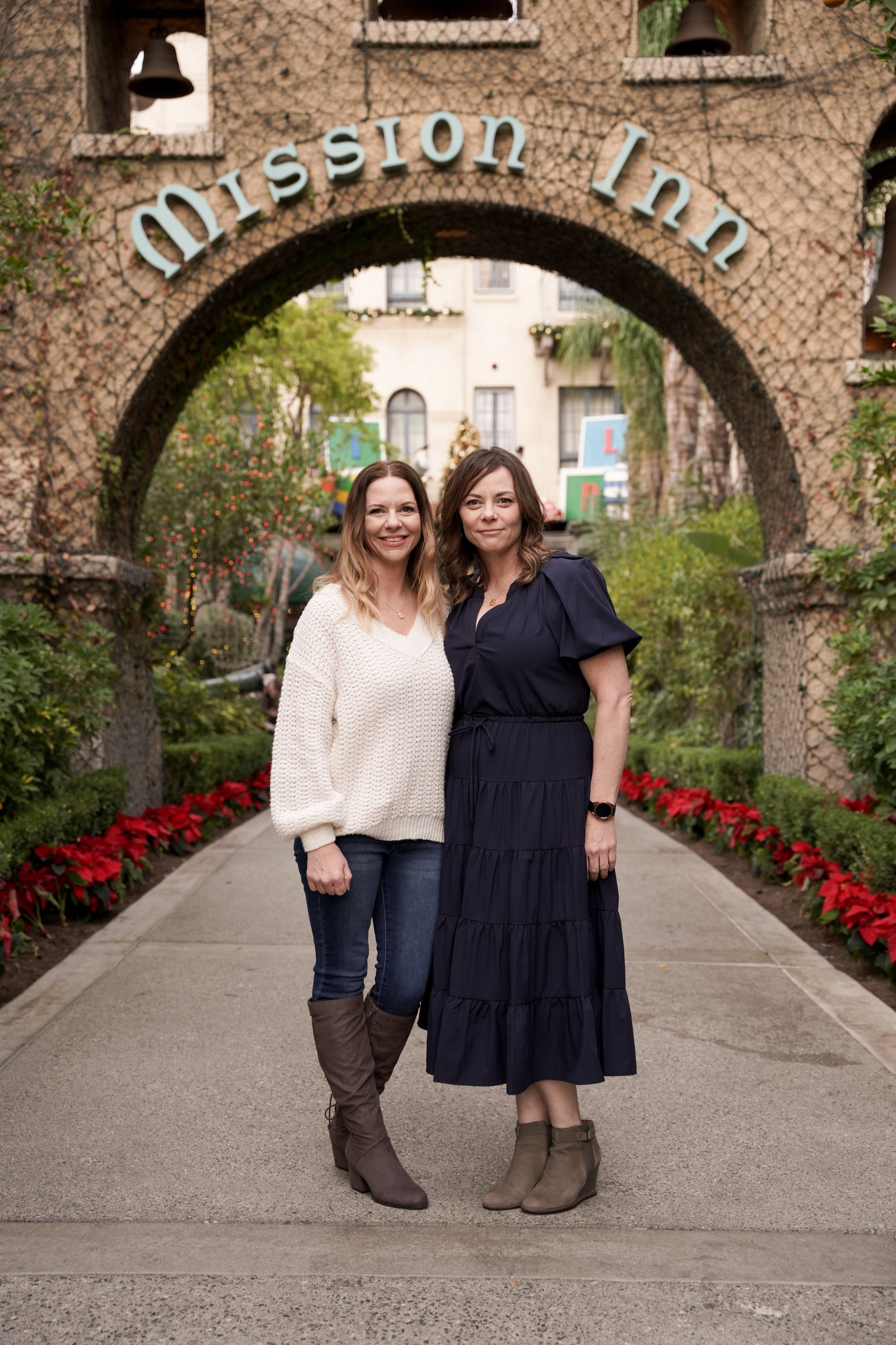 A heartfelt family session at the Mission Inn in Riverside, capturing new memories, laughter, and holiday traditions. The festive lights and historic charm made it the perfect setting for timeless holiday family photography in Riverside.